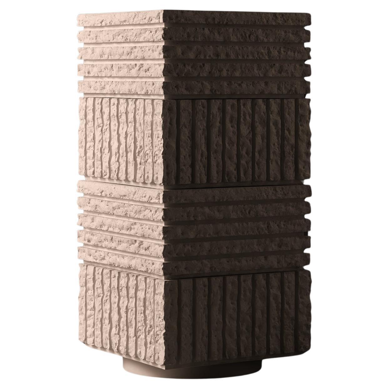 Jardinière à colonne en béton texturé brutaliste, ATLAS IV par Sirak (hauteur moyenne)