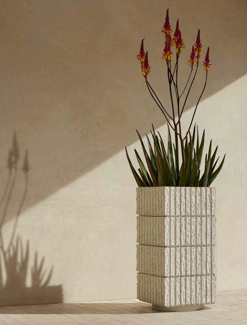 Brutalisme Jardinière à colonne en béton texturé brutaliste, ATLAS IV par Sirak (hauteur moyenne) en vente