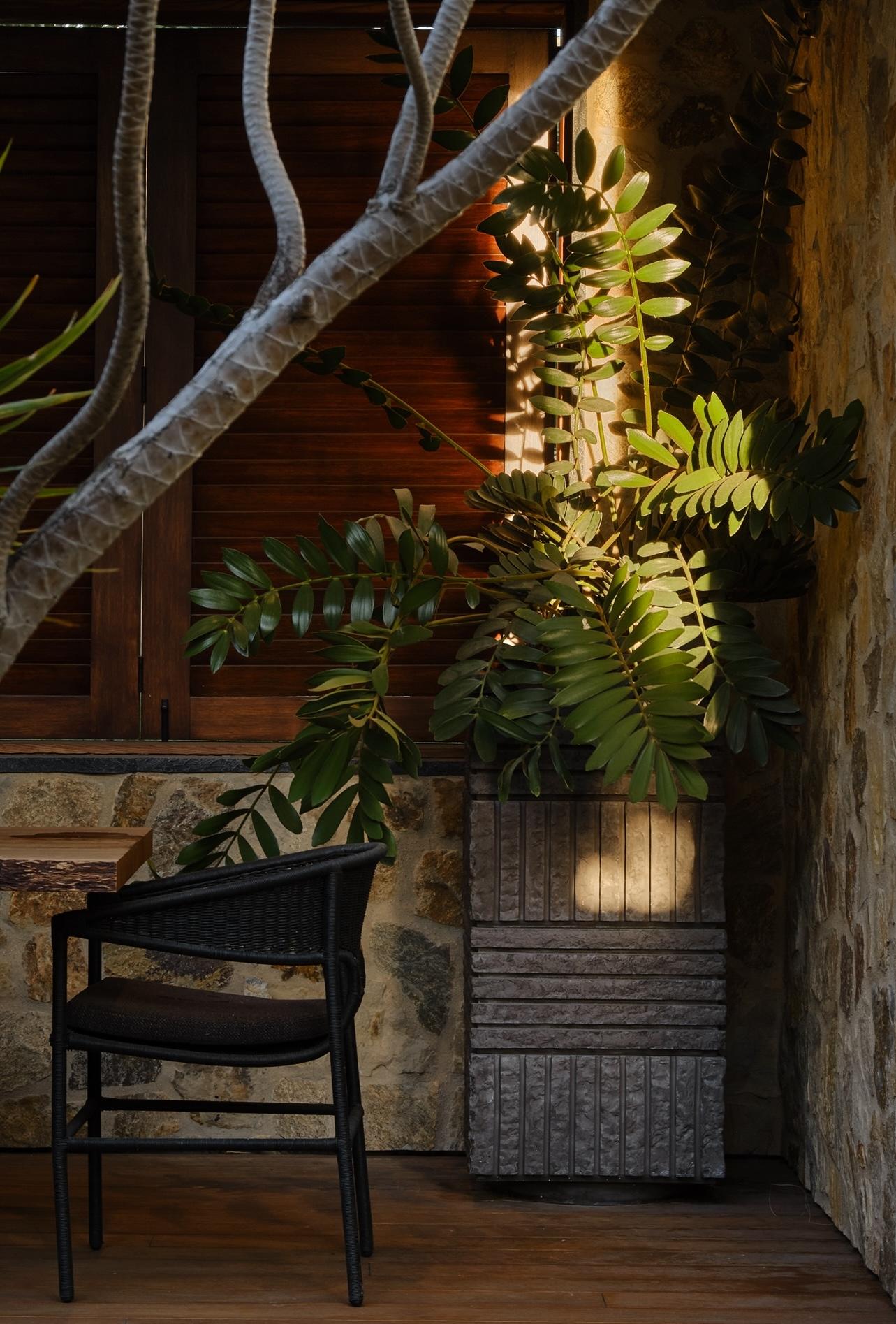 Américain Jardinière à colonne en béton texturé brutaliste, ATLAS IV par Sirak (hauteur moyenne) en vente