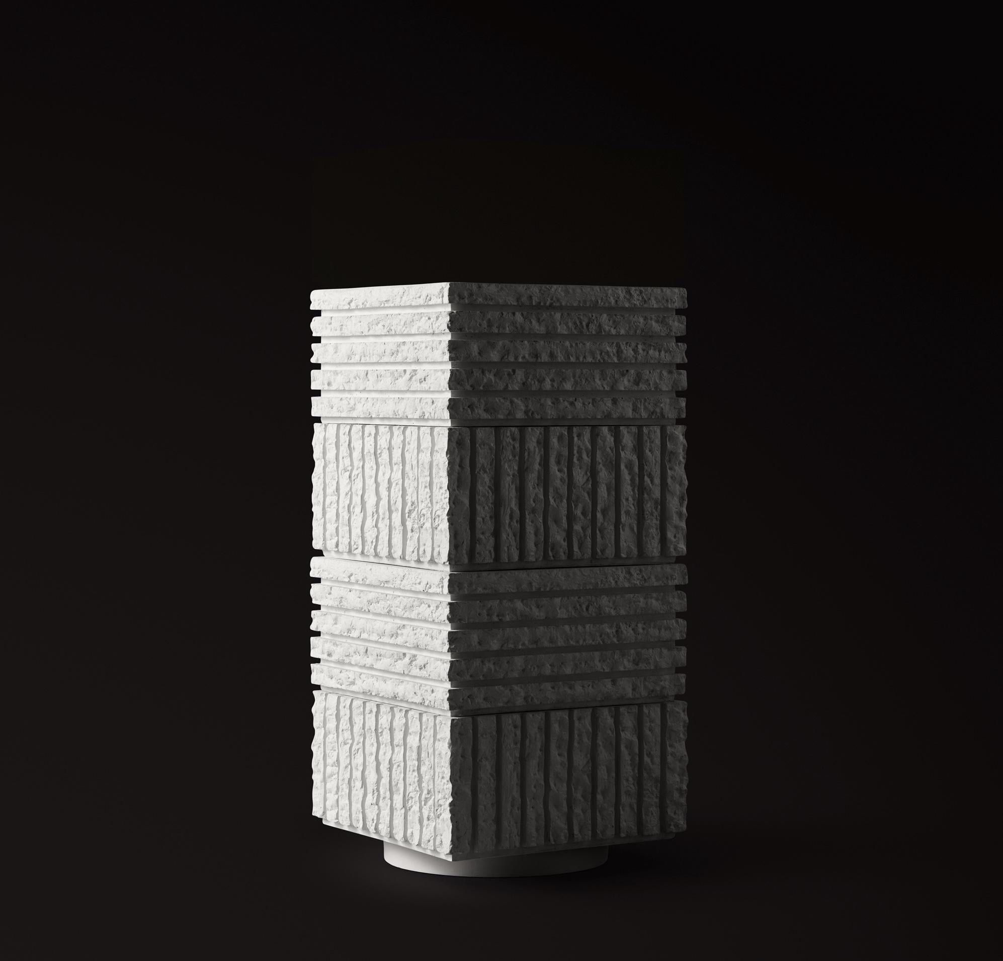 Moulage Jardinière à colonne en béton texturé brutaliste, ATLAS IV par Sirak (hauteur moyenne) en vente