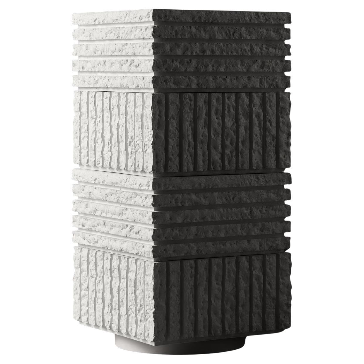 Jardinière à colonne en béton texturé brutaliste, ATLAS IV par Sirak (hauteur moyenne) en vente