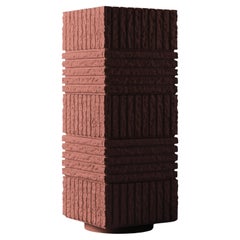 Jardinera columna de hormigón texturado brutalista, ATLAS V de Sirak (altura alta)
