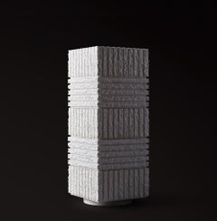 Brutalistische Pflanzensäule aus strukturiertem Beton, ATLAS V von Sirak (große Höhe)