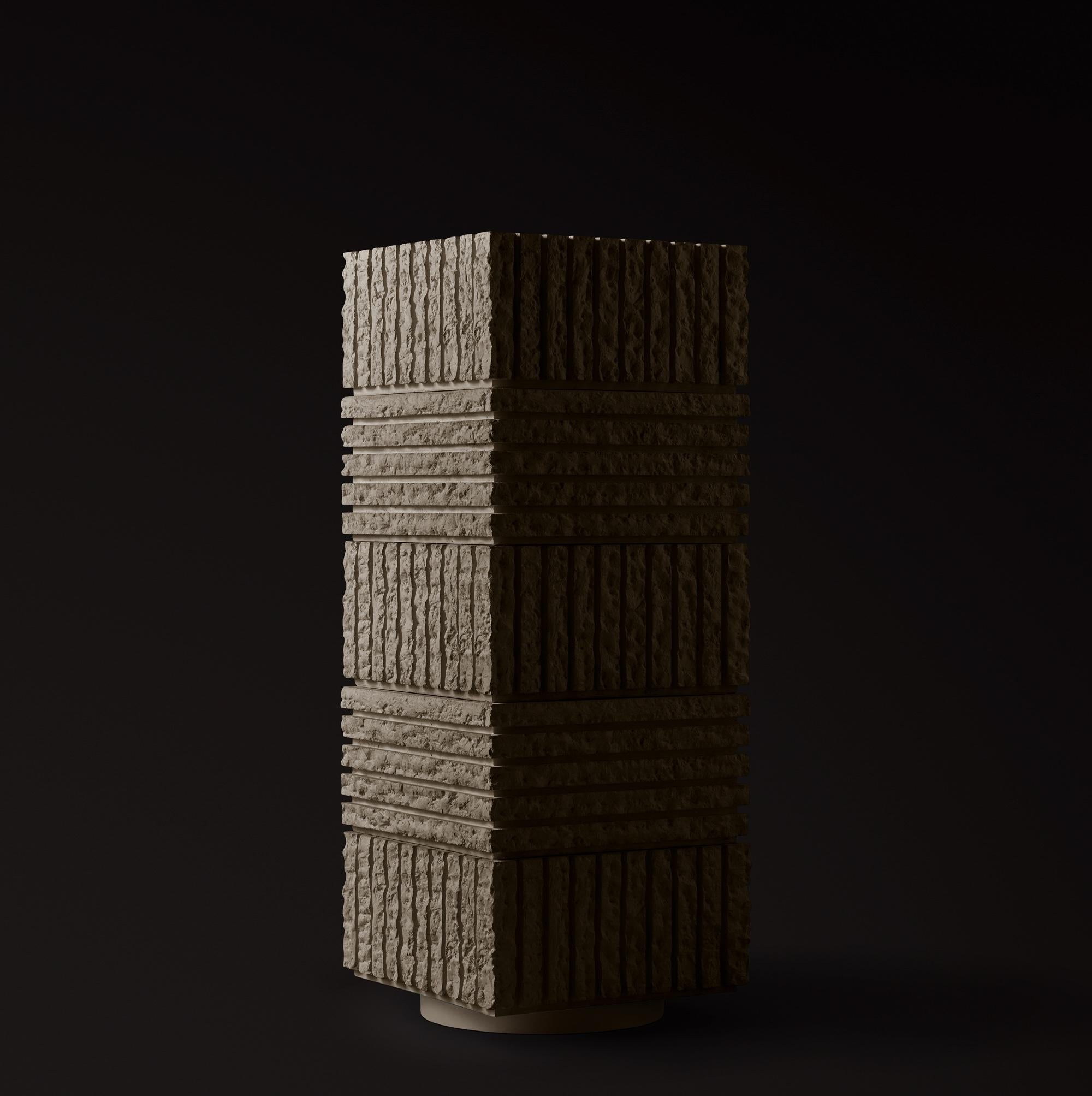 Brutalisme Jardinière à colonne en béton texturé brutaliste, ATLAS V par Sirak (grande hauteur) en vente