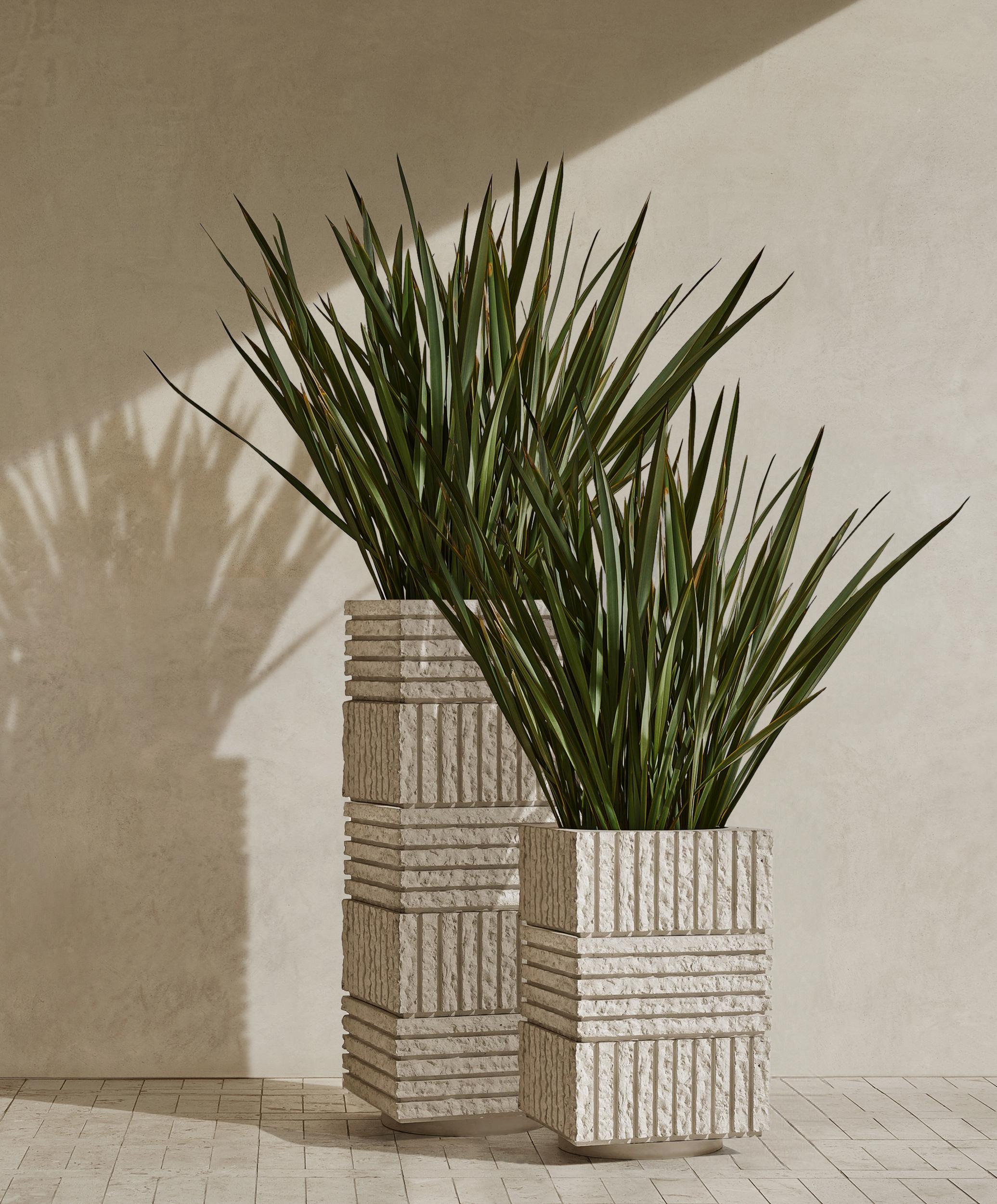 Américain Jardinière à colonne en béton texturé brutaliste, ATLAS V par Sirak (grande hauteur) en vente