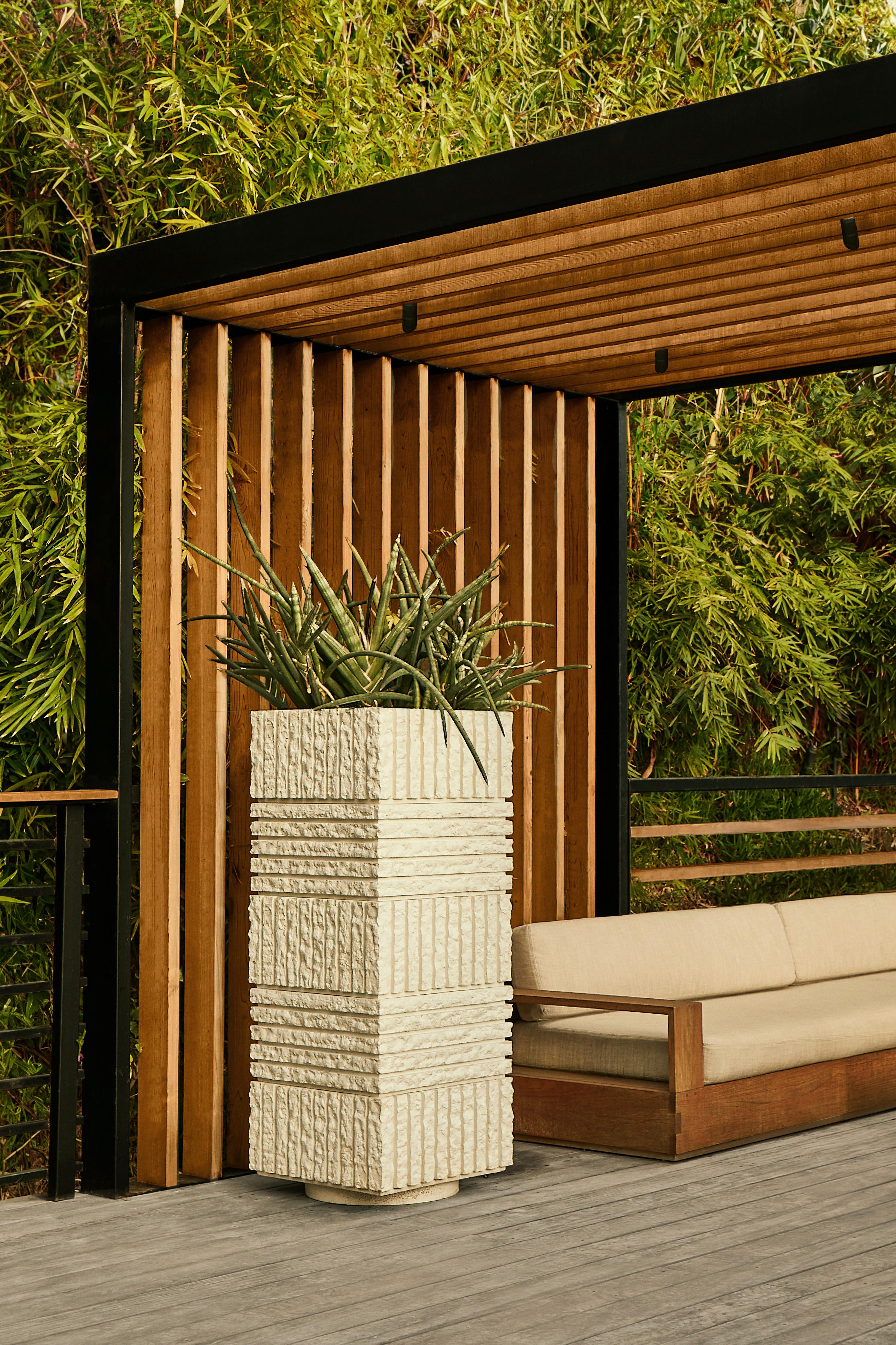 Moulage Jardinière à colonne en béton texturé brutaliste, ATLAS V par Sirak (grande hauteur) en vente