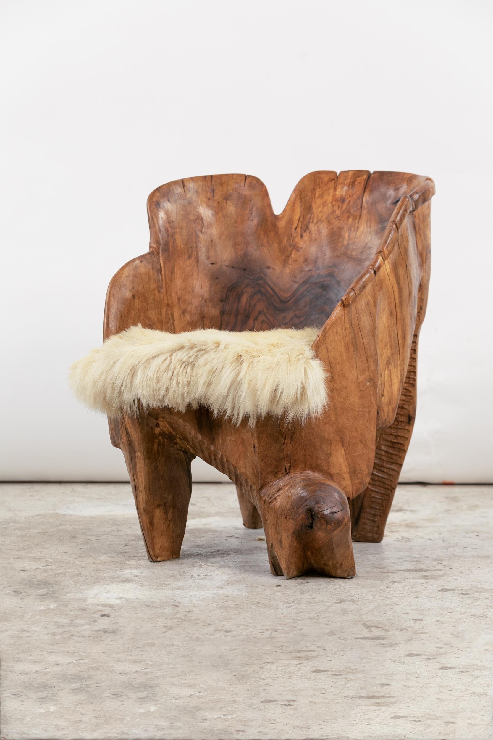 Interesting « Brutalist » armchair in solid elm, carved from a tree stump.
The seat is upholstered in goatskin.
