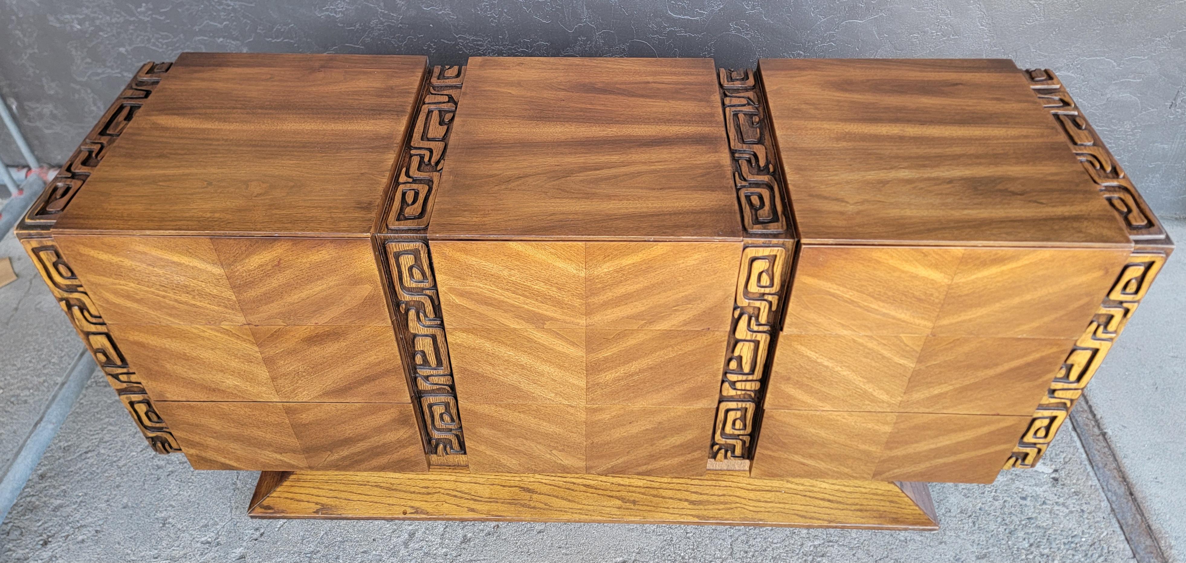 Brutalist / Tiki Dresser by United Furniture Bon état - En vente à Fulton, CA