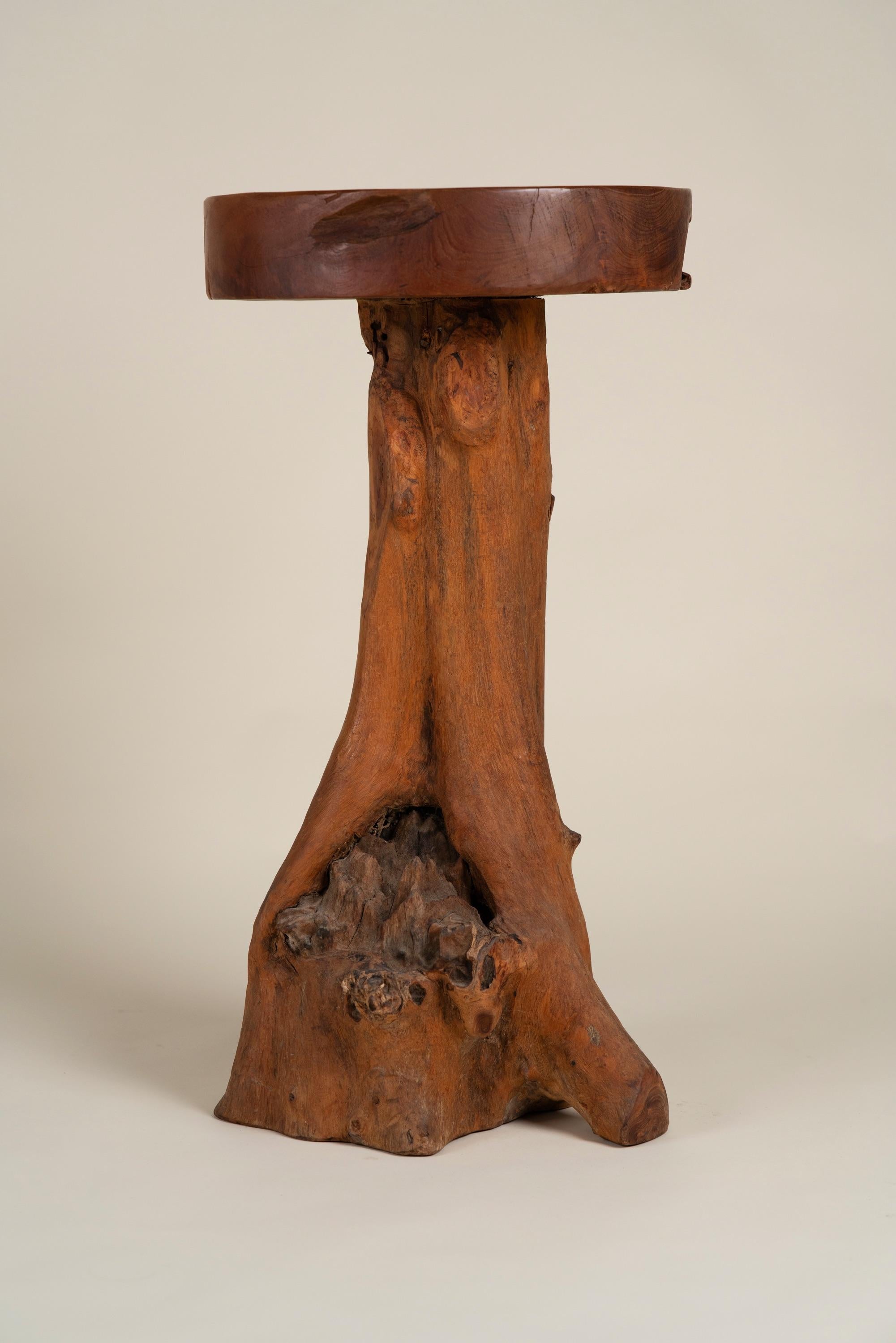 Français Table d'appoint en bois brutaliste en vente