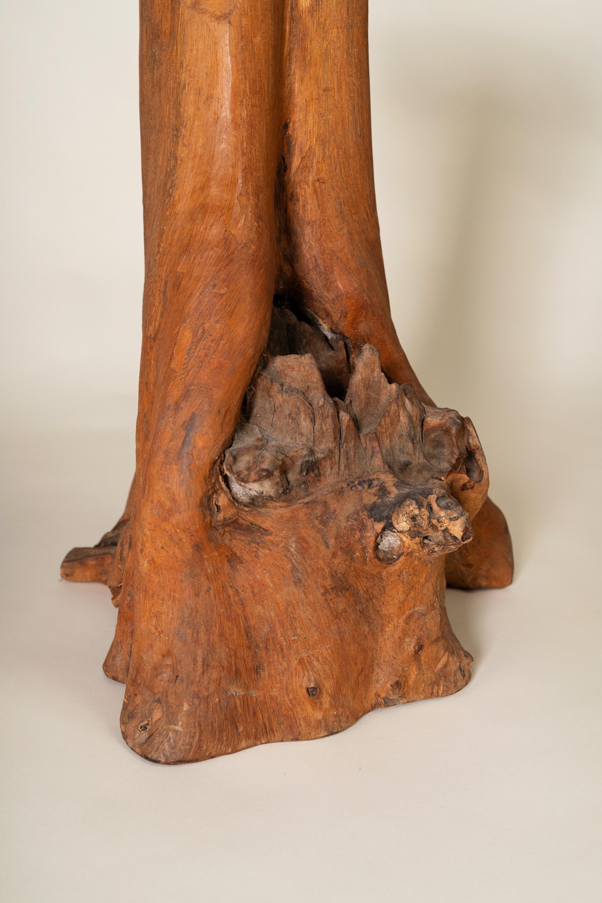 Bois Table d'appoint en bois brutaliste en vente