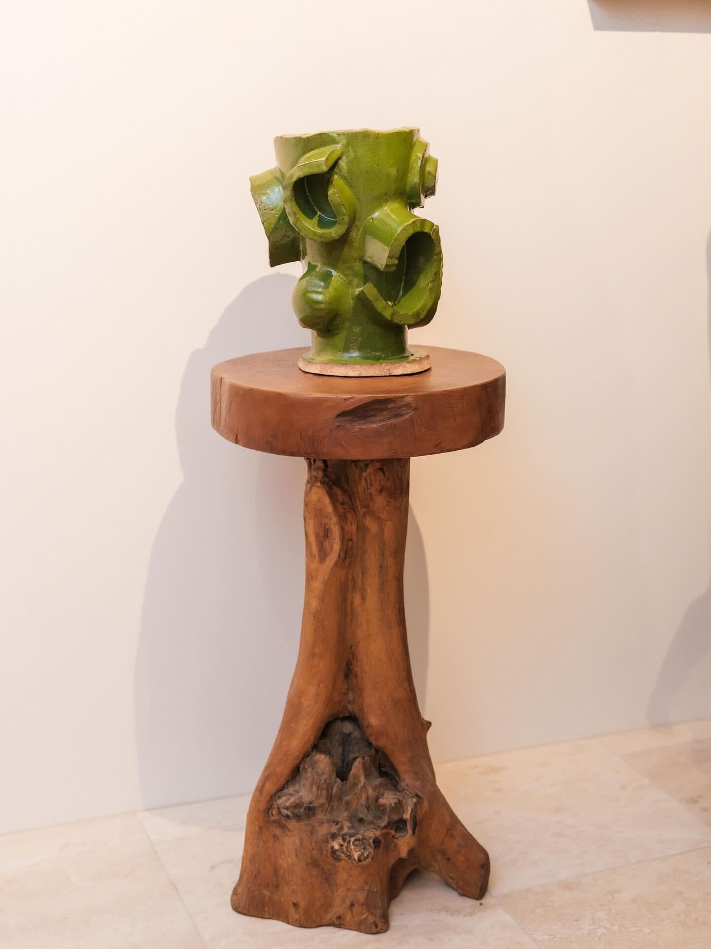 Table d'appoint en bois brutaliste en vente 1