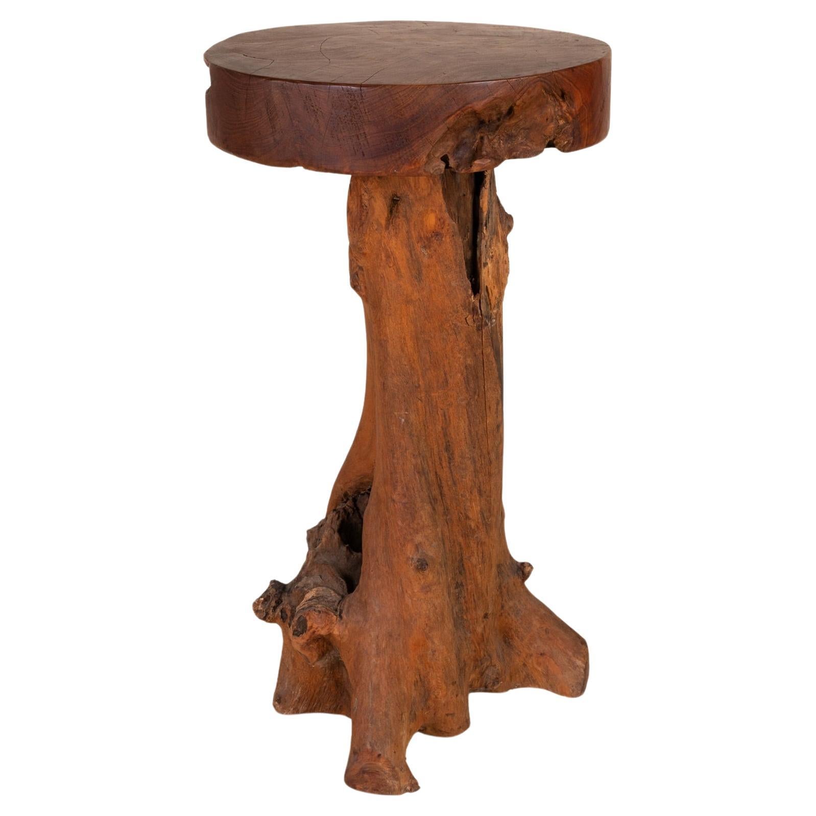 Mesa auxiliar de madera brutalista