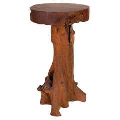 Mesa auxiliar de madera brutalista