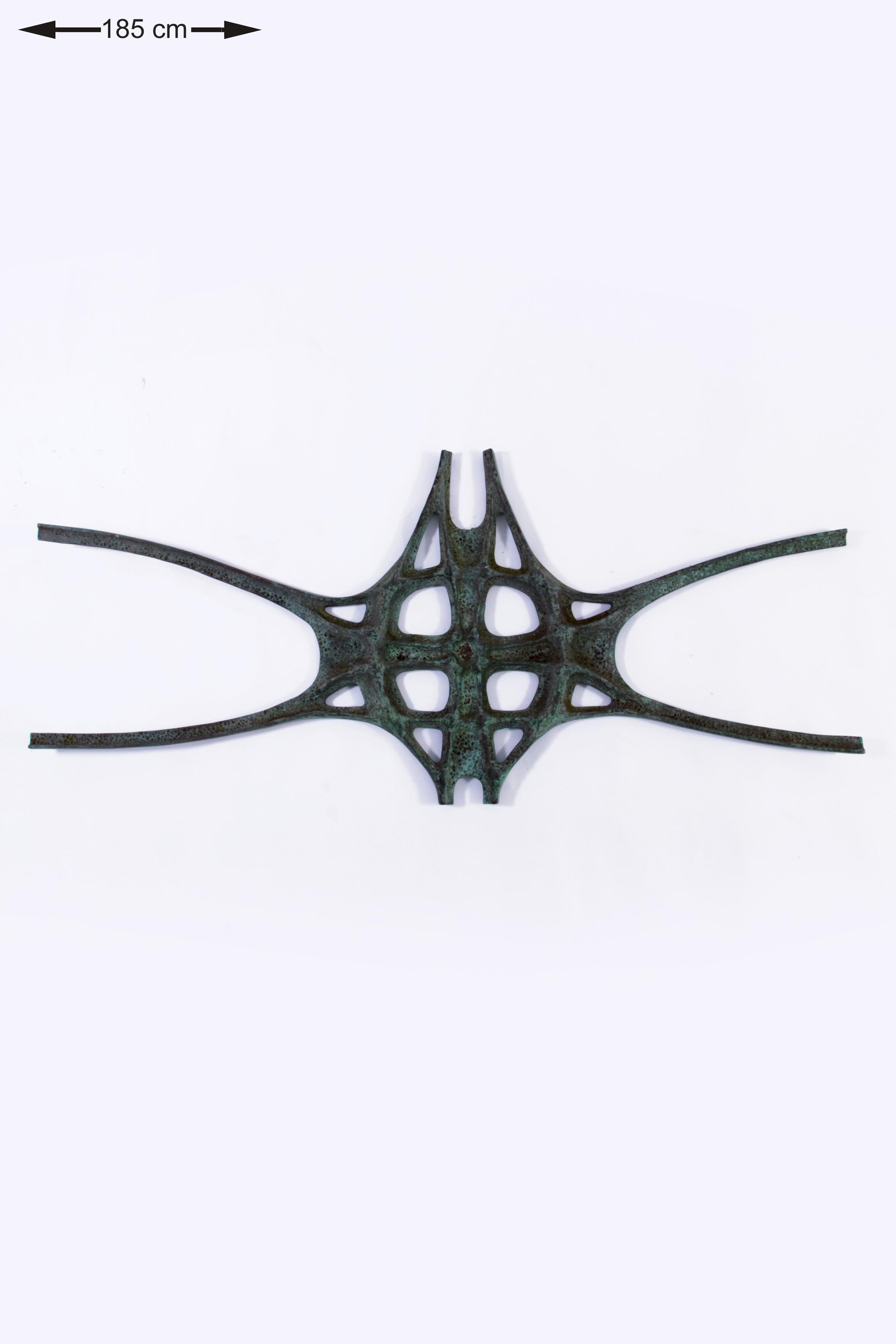 What an impressive art piece! Brutalist wall sculptures like this one, cast in bronze, are remarkable not only for their robust and distinctive appearance but also for their timeless appeal. Crafted at the renowned Bronsgieterij Boerenkamps in the