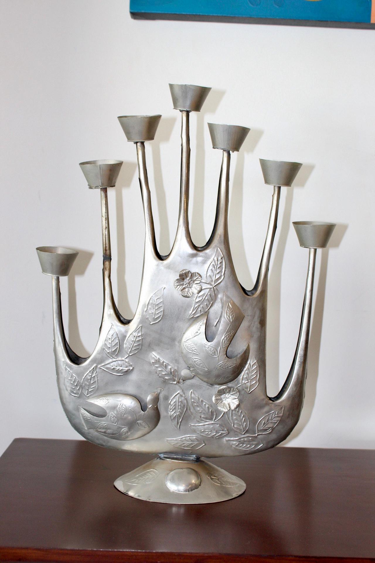 Without a doubt the most iconic piece by Gene Byron, these are more common in brass, the works in tin have more added value because it is a better material and they were made less.
The piece is signed, it belonged to a close friend of Byron