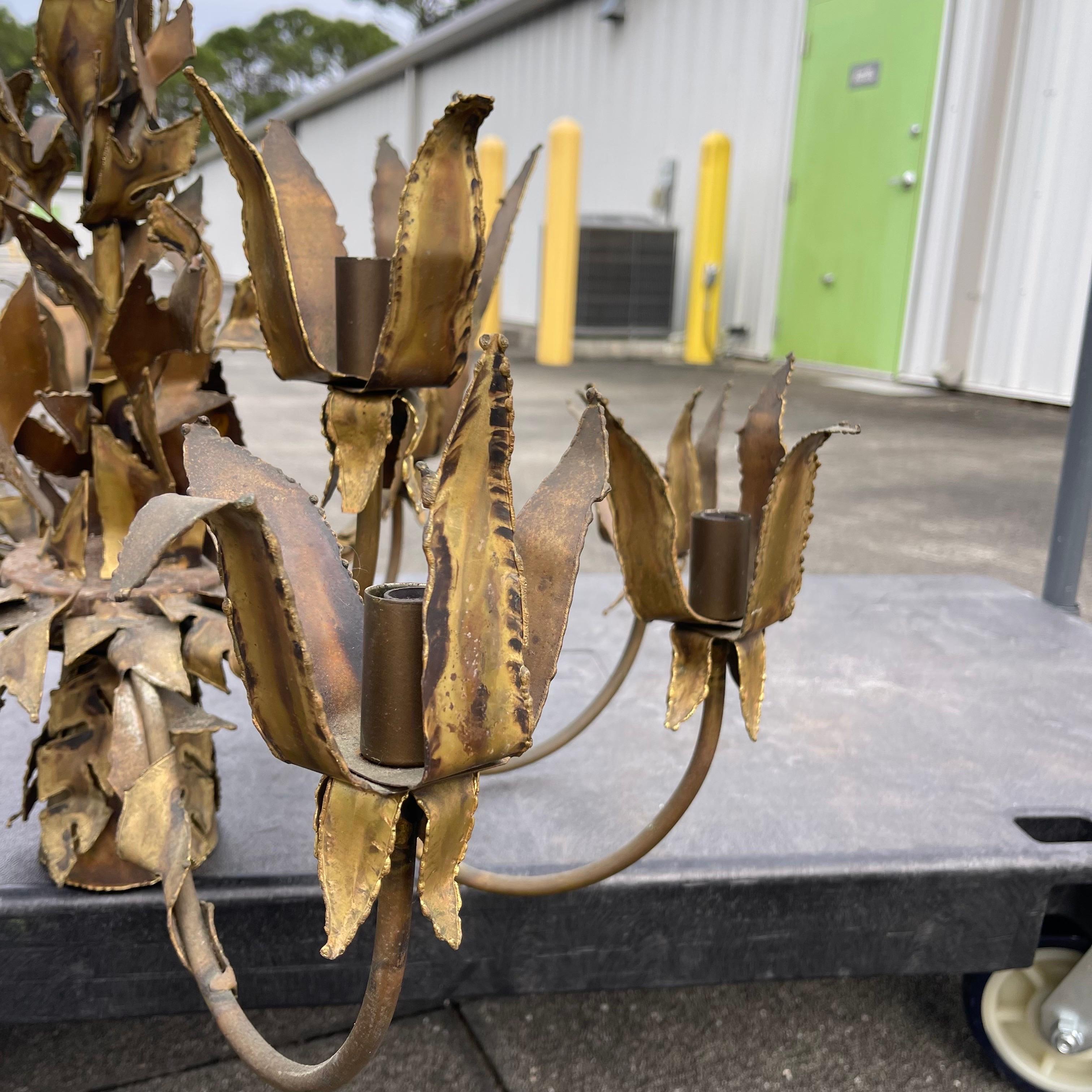 Brutalist Tom Greene Torch Cut Brass 12 Light Chandelier Hanging Light Fixture In Good Condition For Sale In Jensen Beach, FL