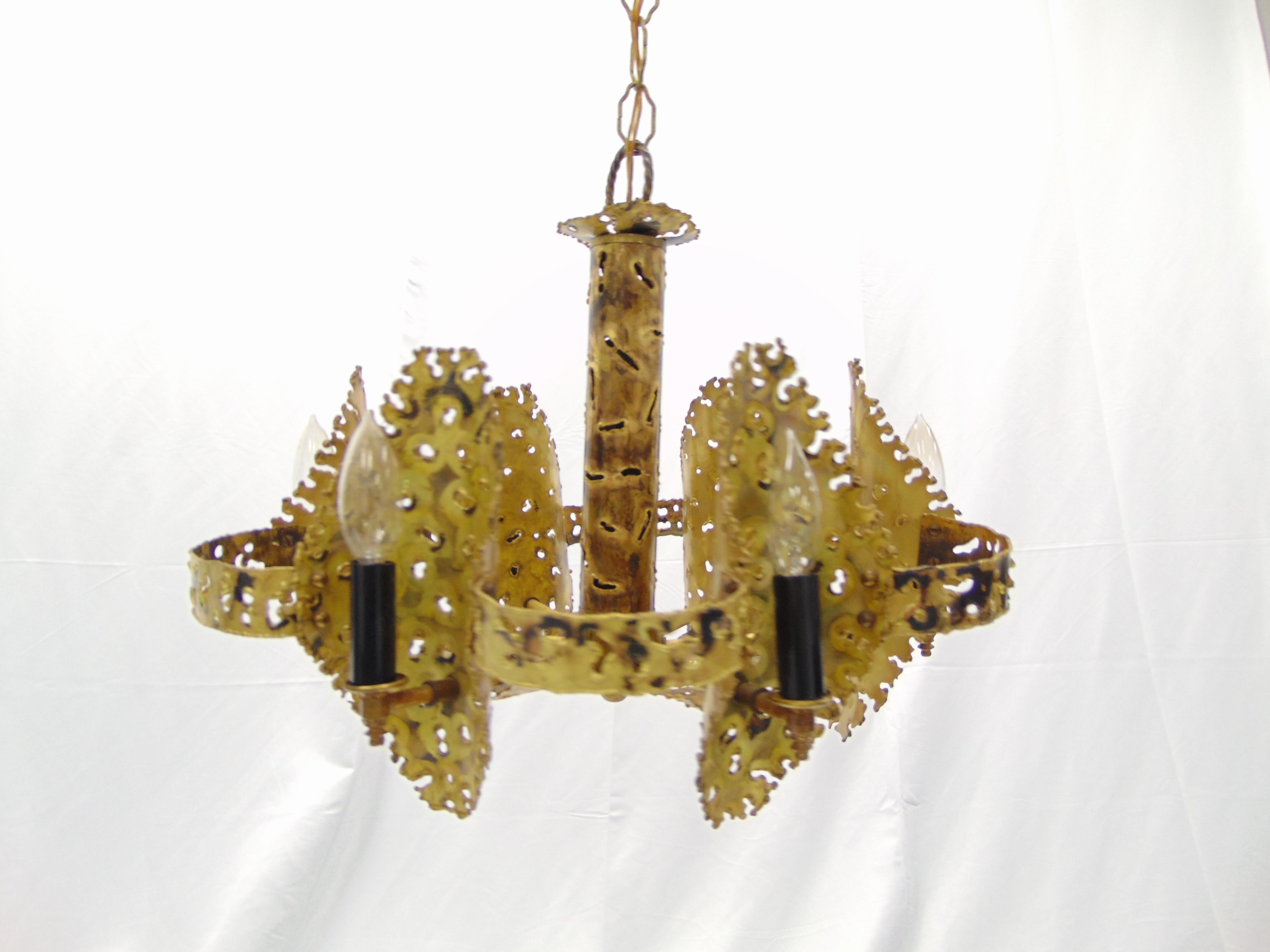 This is a wonderful Brutalist vintage midcentury chandelier attributed to Tom Greene. It is working and measures: 20.5'' W x 20.5'' D x 16'' H and the chain is also 16'' in length.
 