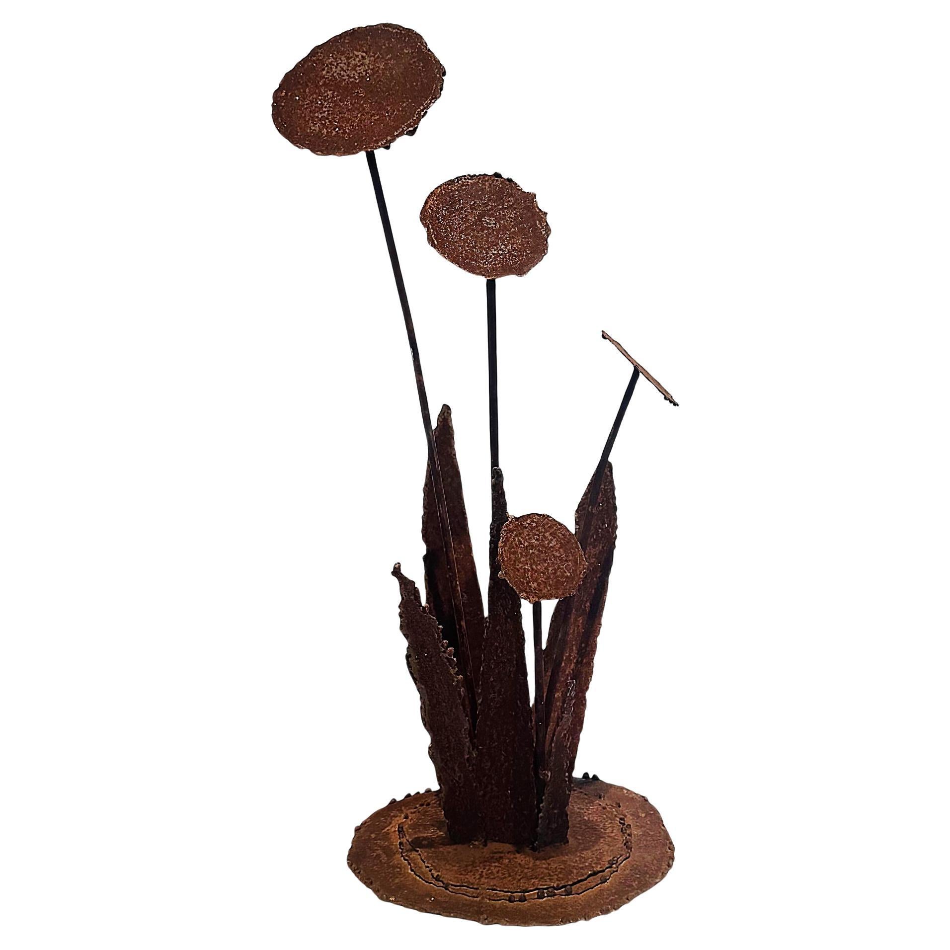Abstrakte florale Skulptur aus oxidiertem Eisen mit Fackelschliff im Brutalismus-Stil, Innen- oder Garten