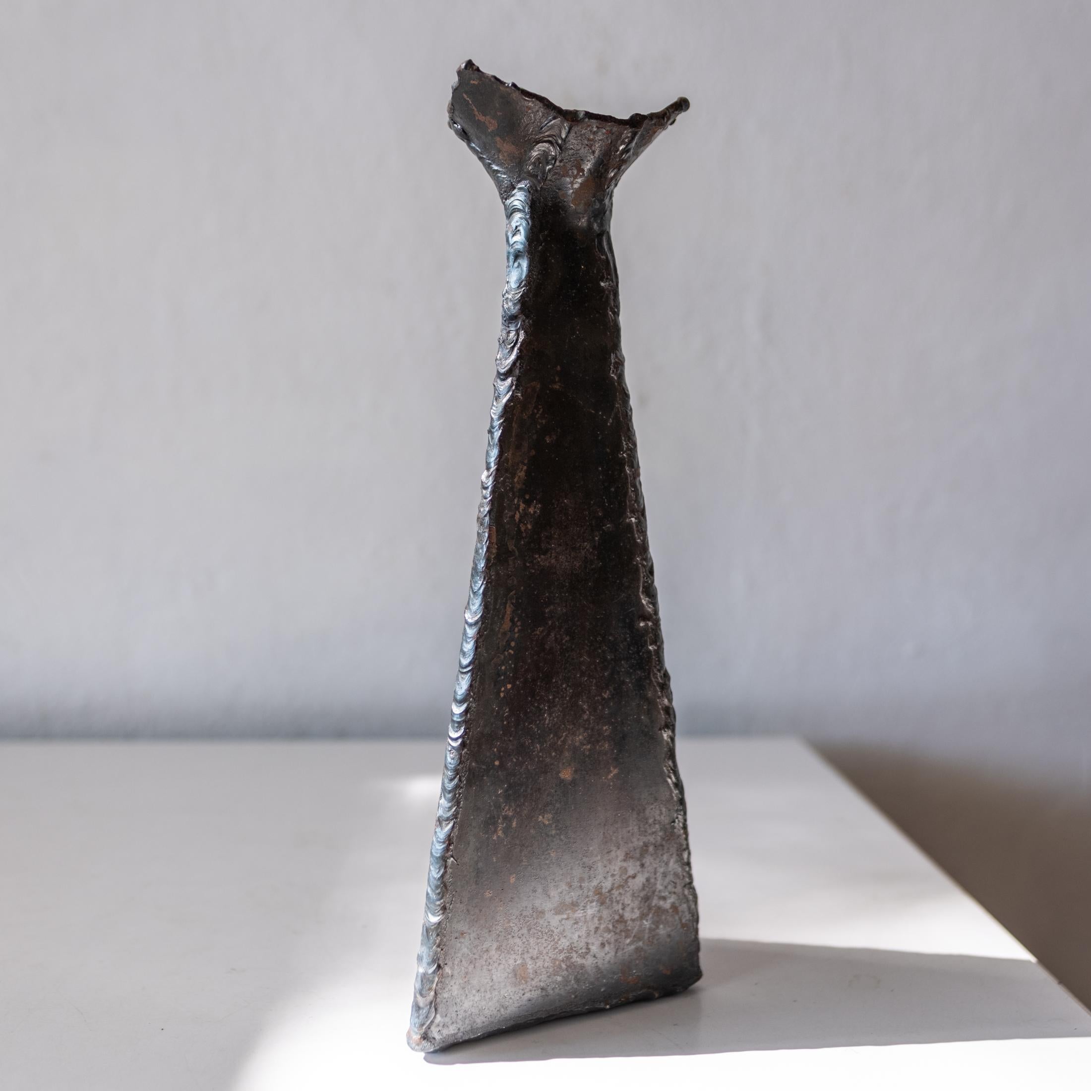 Brutalistische skulpturale Metallvase im Torch Cut-Schliff im Stil von Paul Evans im Zustand „Gut“ im Angebot in San Diego, CA