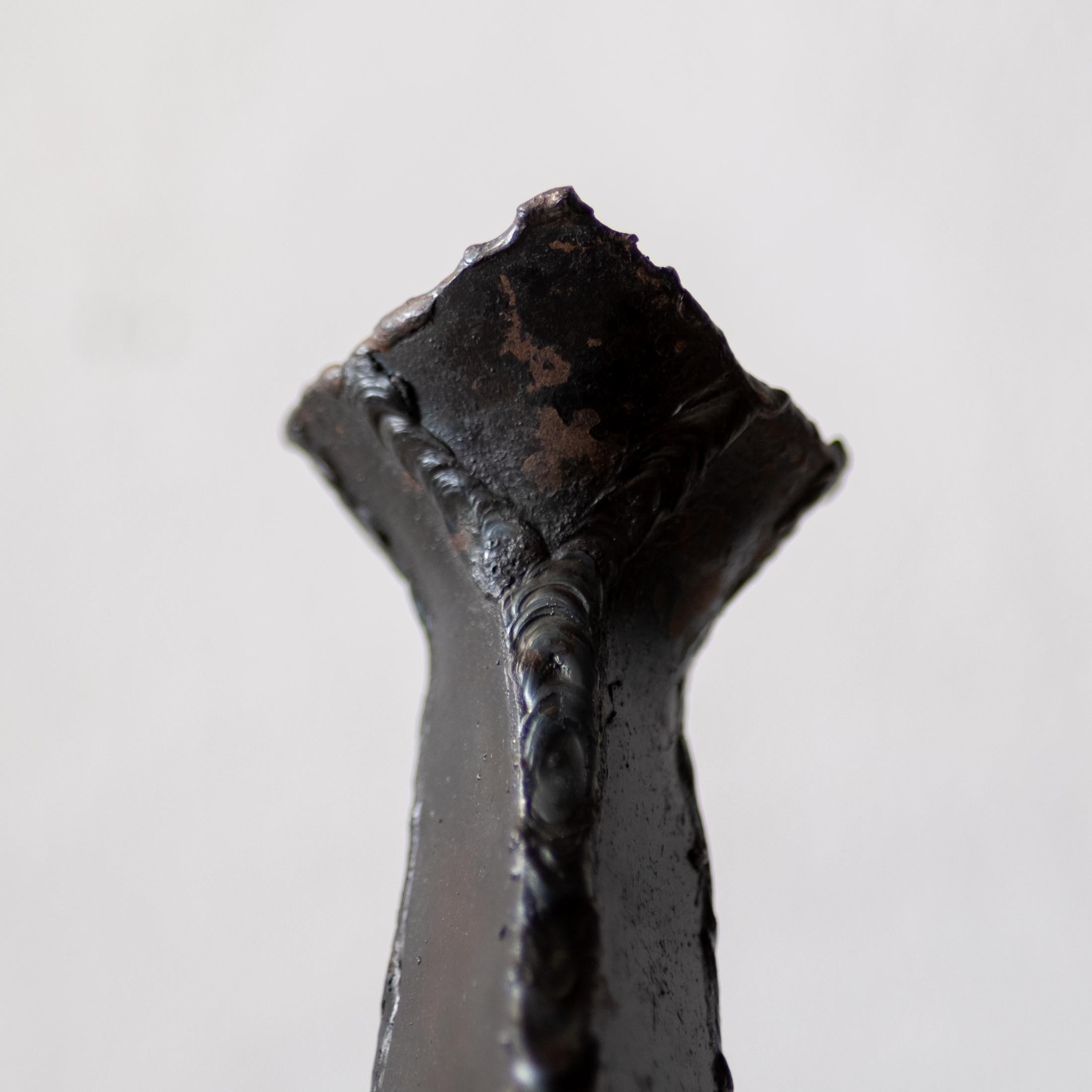 Brutalistische skulpturale Metallvase im Torch Cut-Schliff im Stil von Paul Evans (Stahl) im Angebot