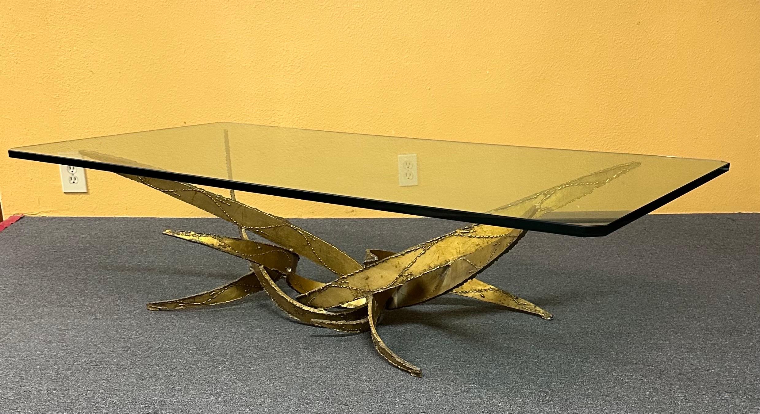 Table basse sculpturale en acier taillé au chalumeau dans le style de Silas Seandel en vente 5