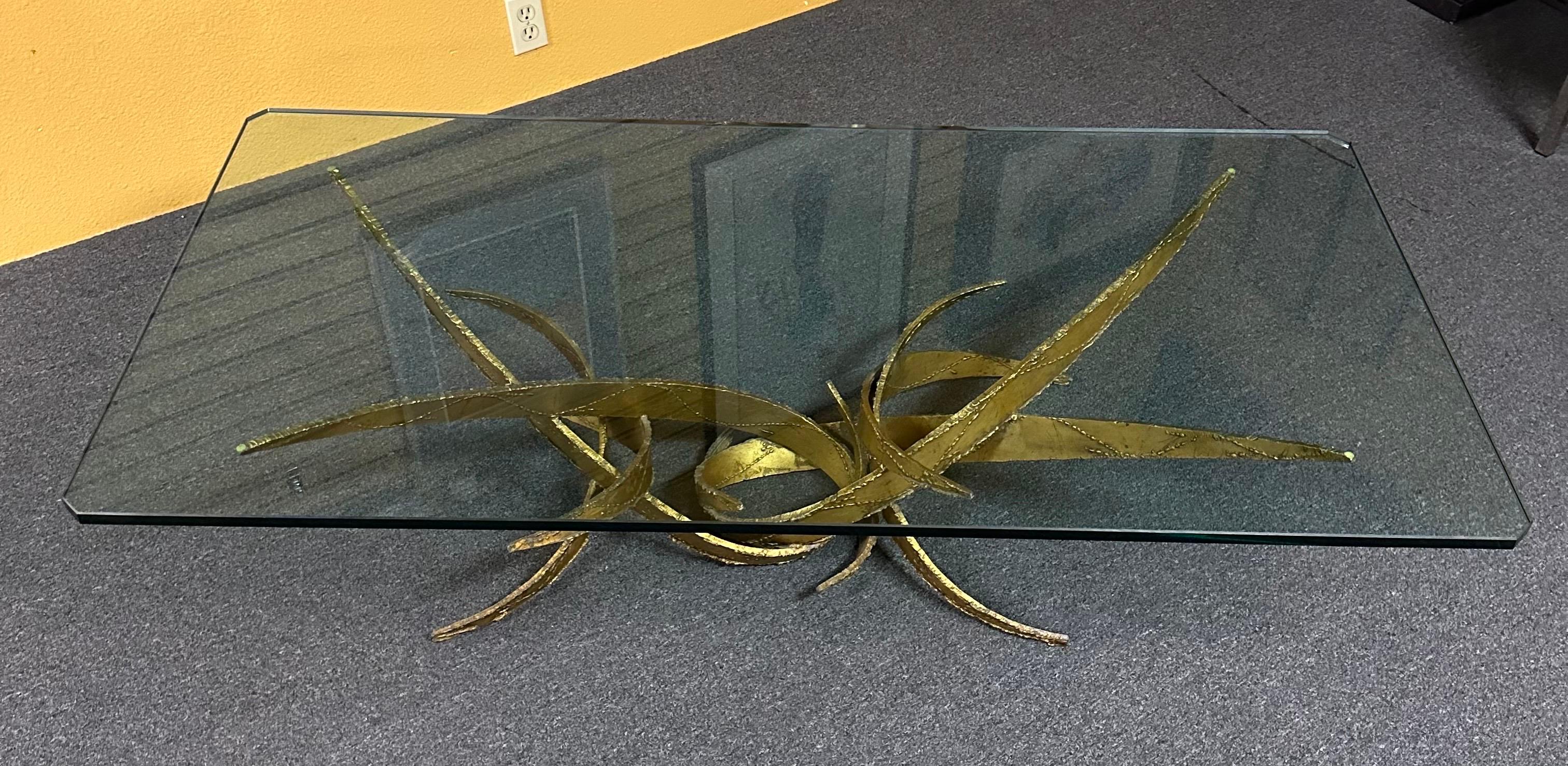 Table basse sculpturale en acier taillé au chalumeau dans le style de Silas Seandel en vente 6