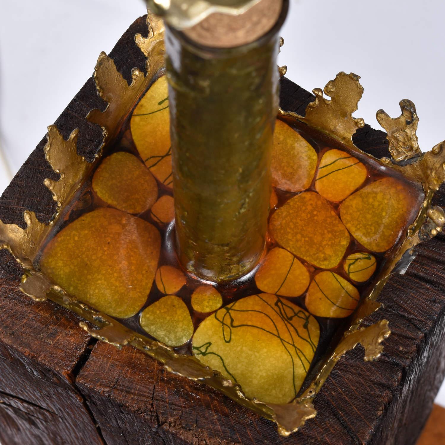 Patiné Lampe de table brutaliste taillée en torche avec base en bois de style Nakashima en vente