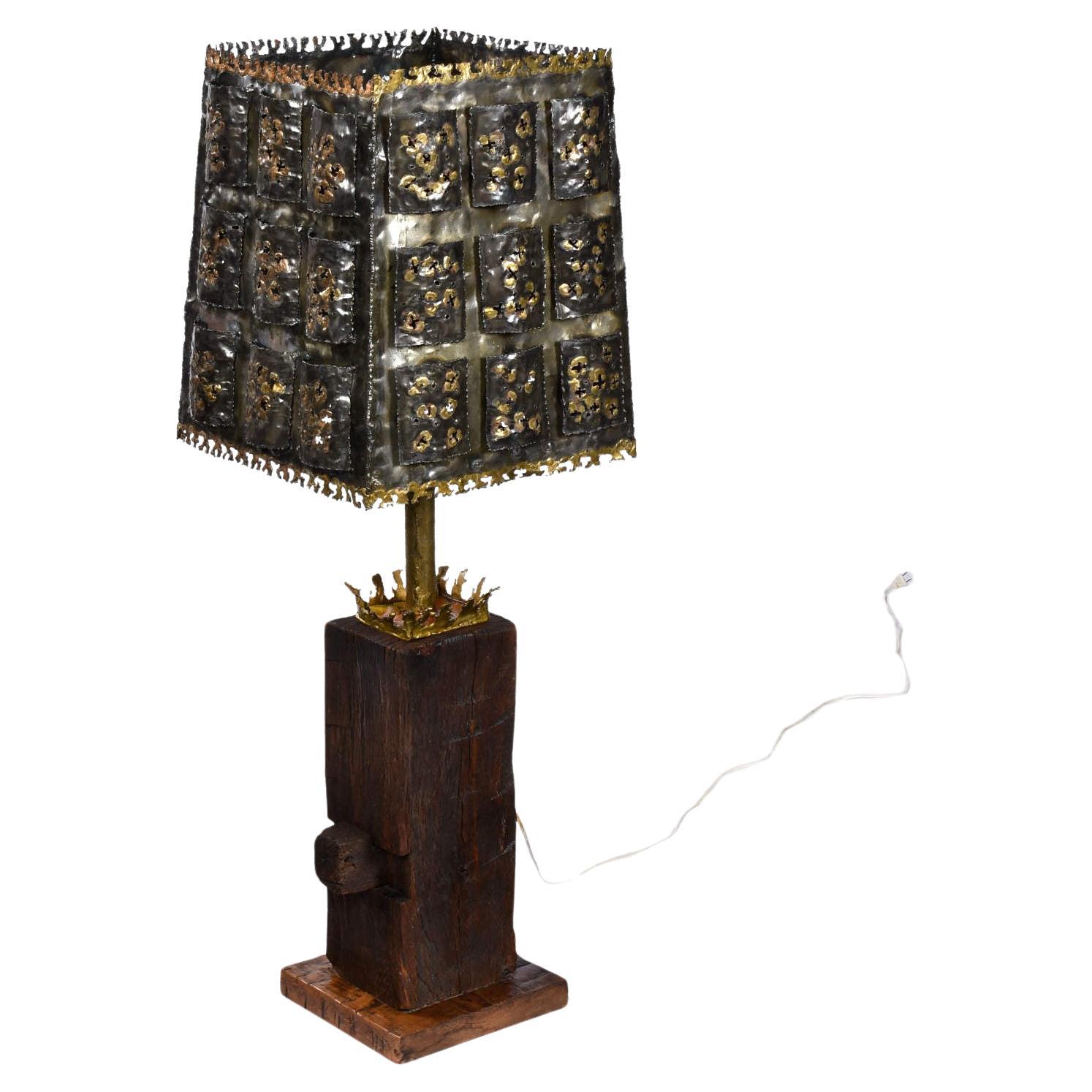Lampe de table brutaliste taillée en torche avec base en bois de style Nakashima en vente