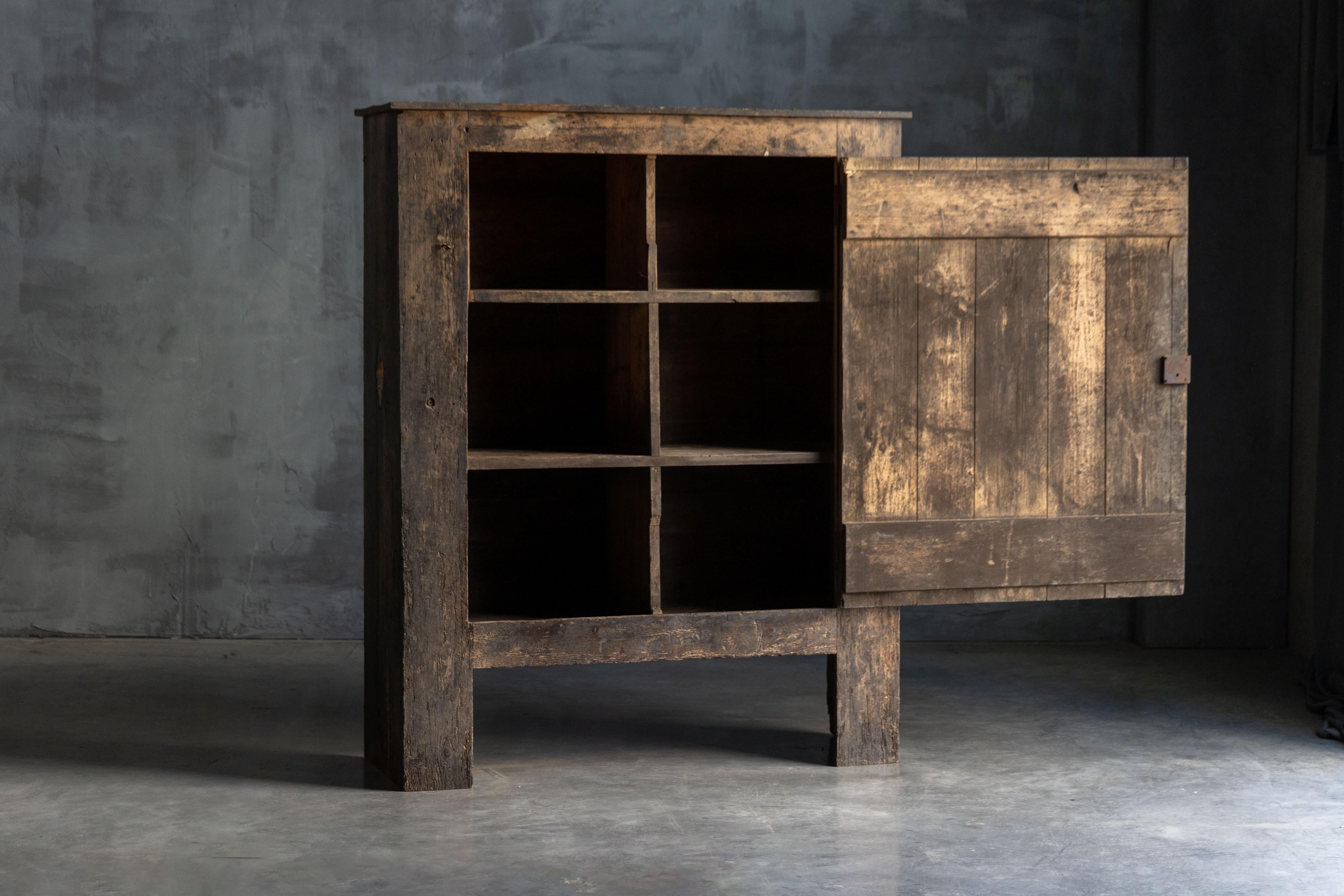 Este llamativo armario del siglo XIX presenta una estética rústica y desgastada por el tiempo que habla de sus orígenes alpinos. Fabricada en madera maciza oscura, su robusta construcción refleja las cualidades duraderas de la artesanía tradicional.