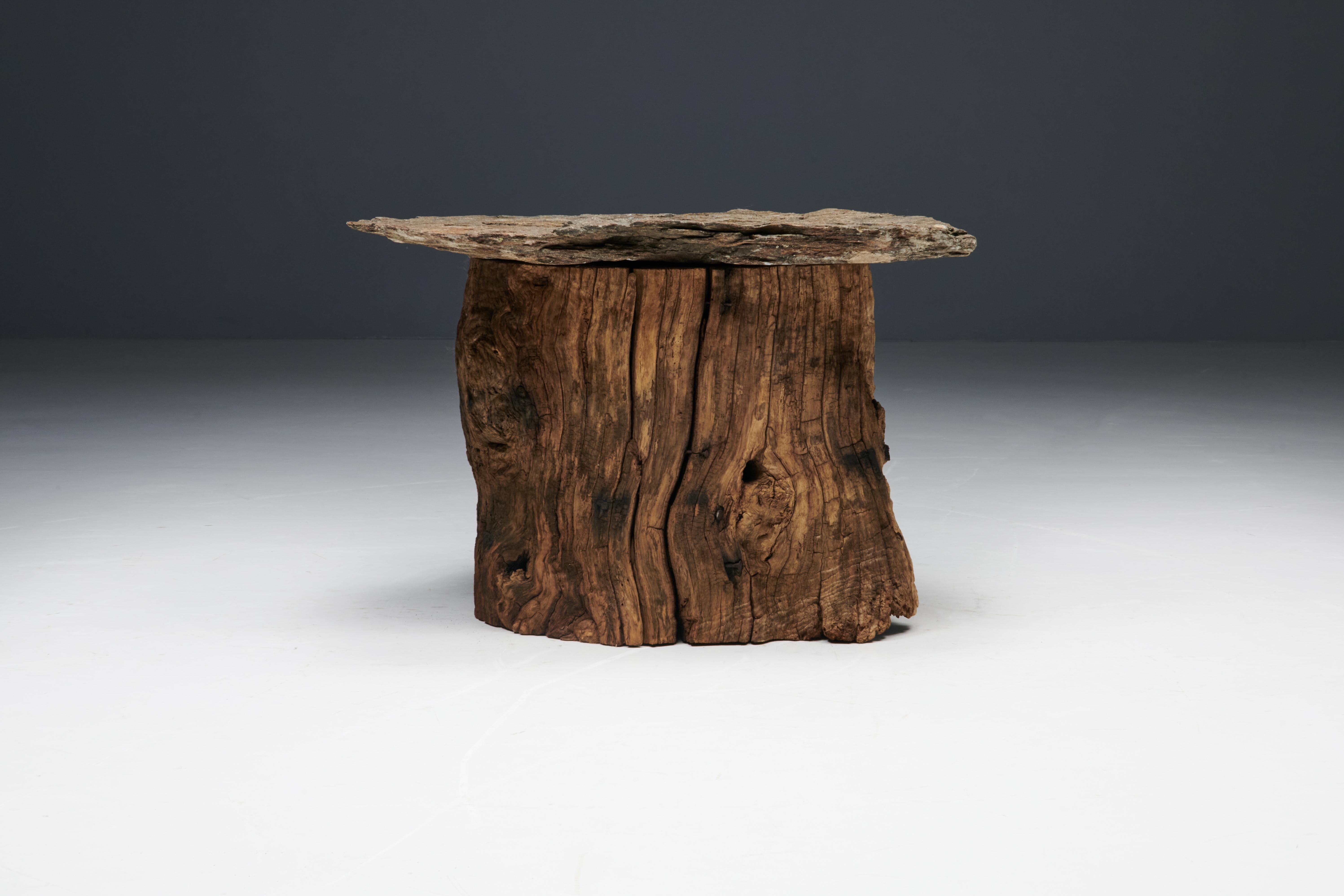 Table d'appoint d'art populaire, fabriquée à la main à partir d'un tronc d'arbre massif et dotée d'un magnifique plateau en ardoise. Cette table d'appoint est une fusion harmonieuse de la beauté naturelle et du design fonctionnel. Nous avons des
