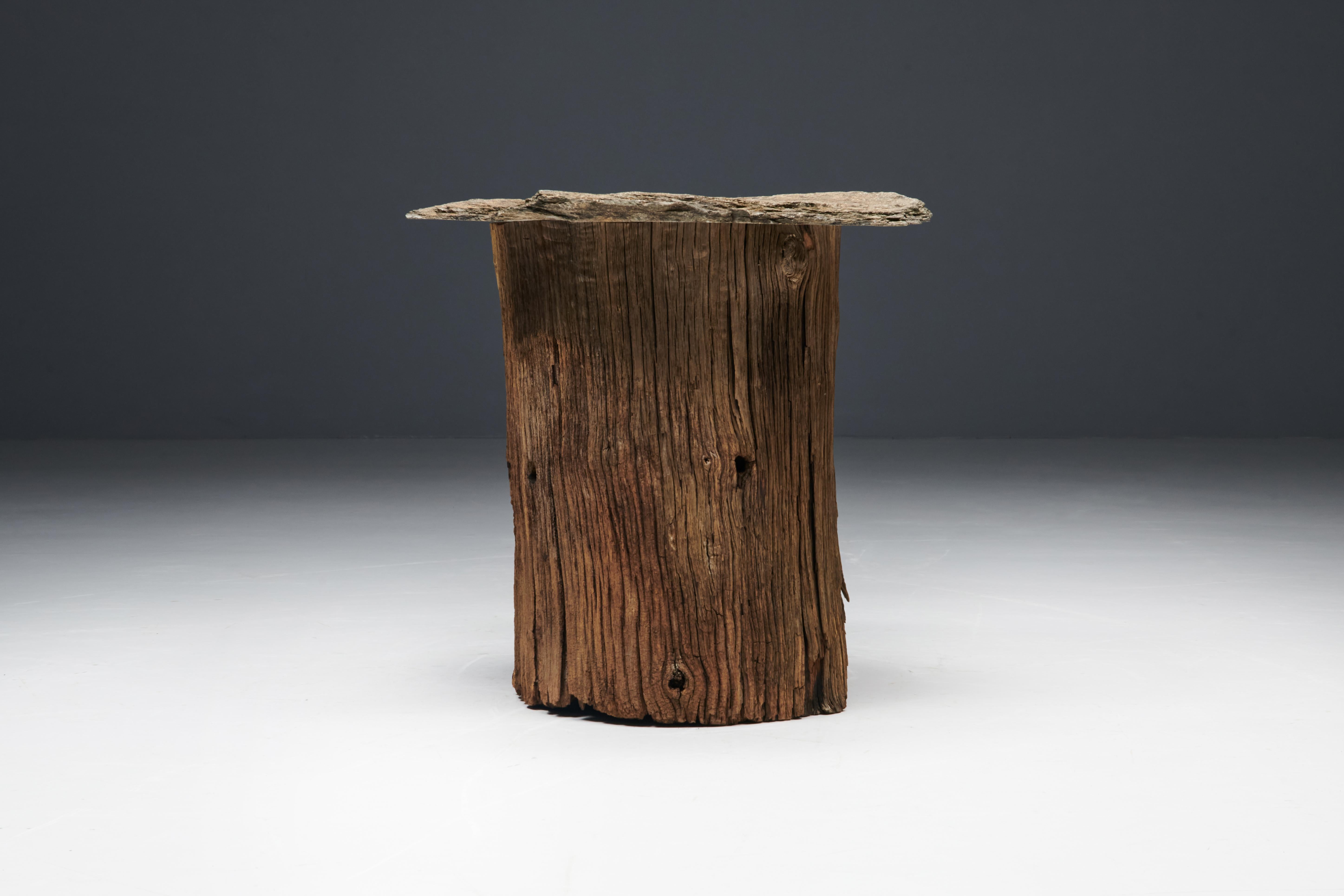 Table d'appoint d'art populaire, fabriquée à la main à partir d'un tronc d'arbre massif et dotée d'un magnifique plateau en ardoise. Cette table d'appoint est une fusion harmonieuse de la beauté naturelle et du design fonctionnel. Nous avons des