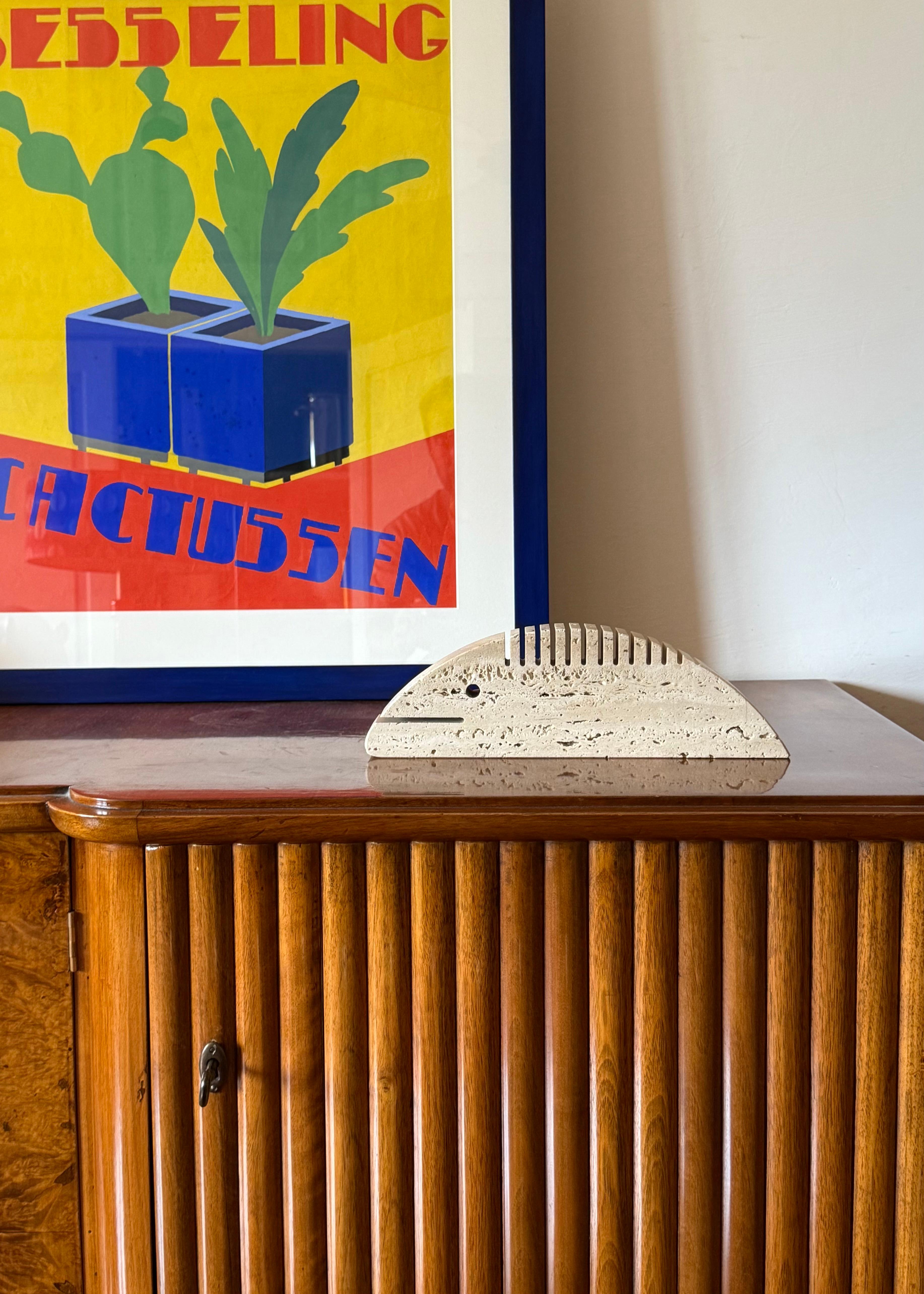 Mid-century travertine fish shaped desk organizer / sculpture 

attributed to Enzo Mari, Fratelli Mannelli, Italy, 1970s 

H 10 cm   4 × 30 cm

Conditions: excellent consistent with age and use.