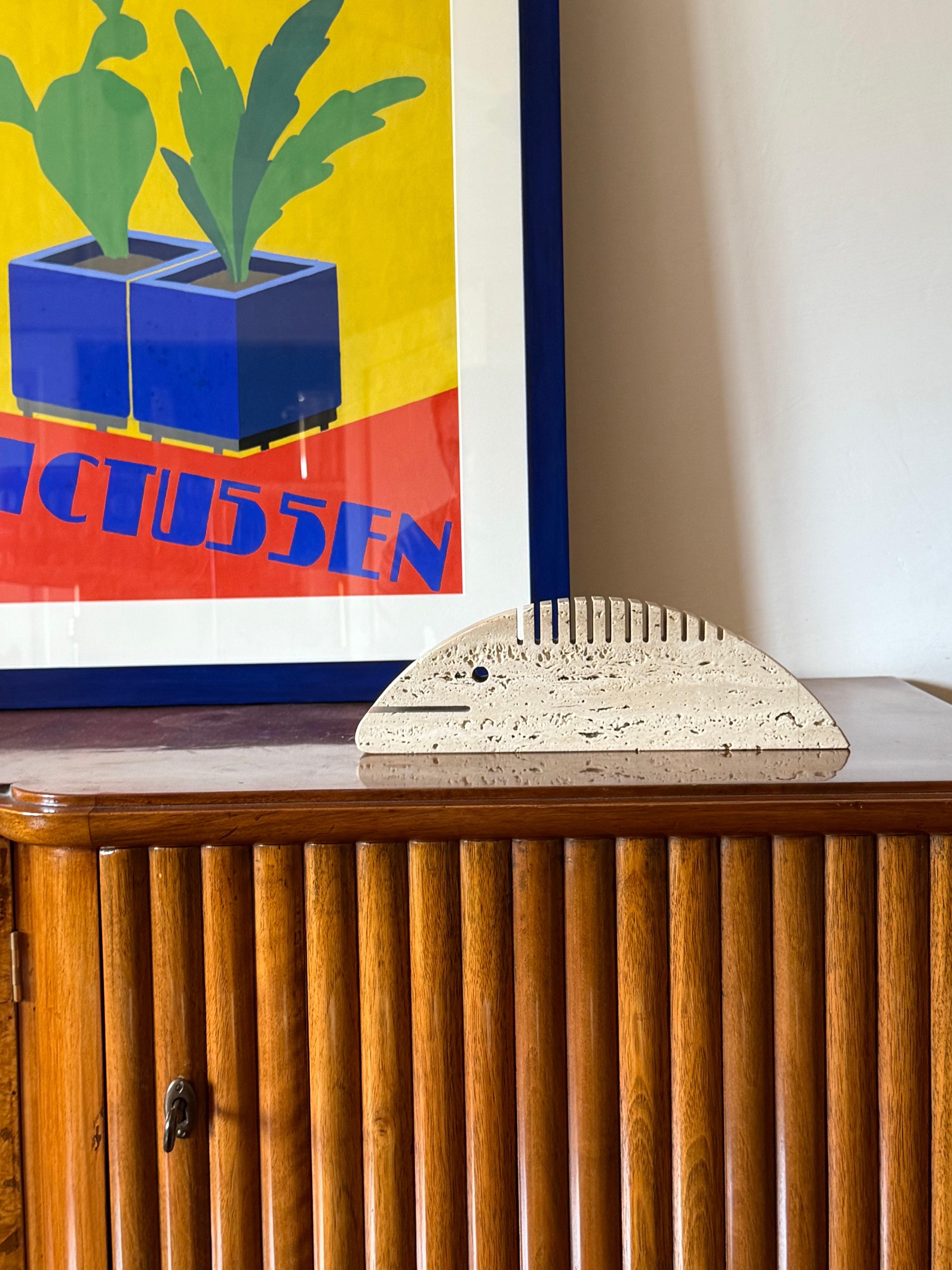 Mid-Century moderno Brutalist travertine fish desk organizer, Enzo Mari F.lli Mannelli Italy 1970 in vendita
