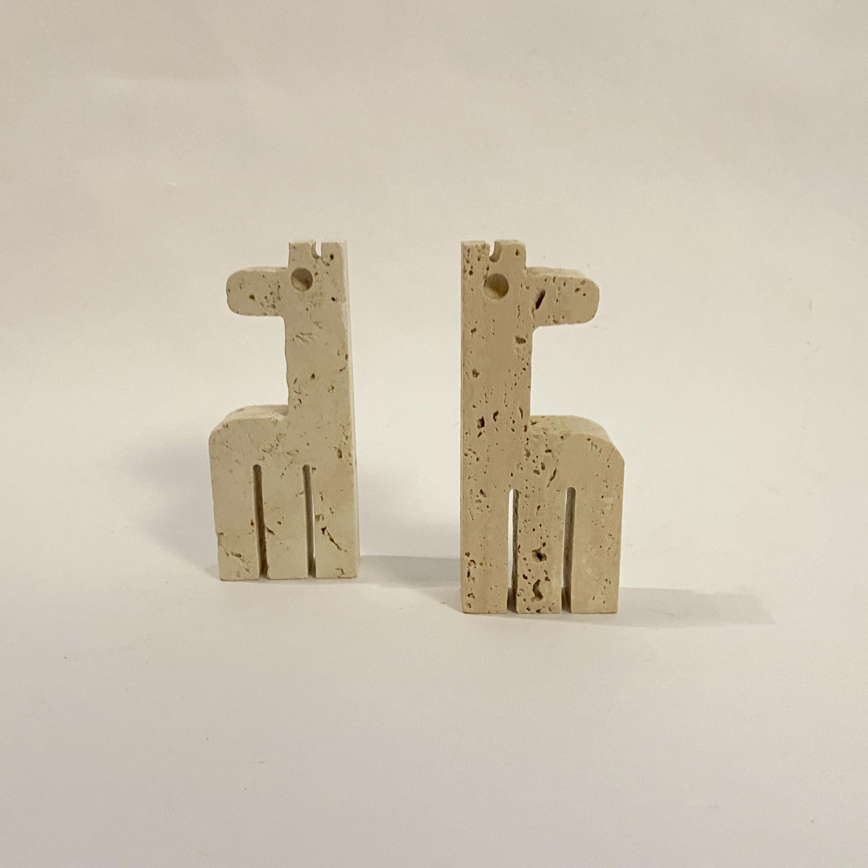 Travertine Girafes statues by Enzo Mari for Fratelli Mannelli, 1970s.

Dimensions:

Height: 12cm
Width: 5cm
Depth: 3.5cm.