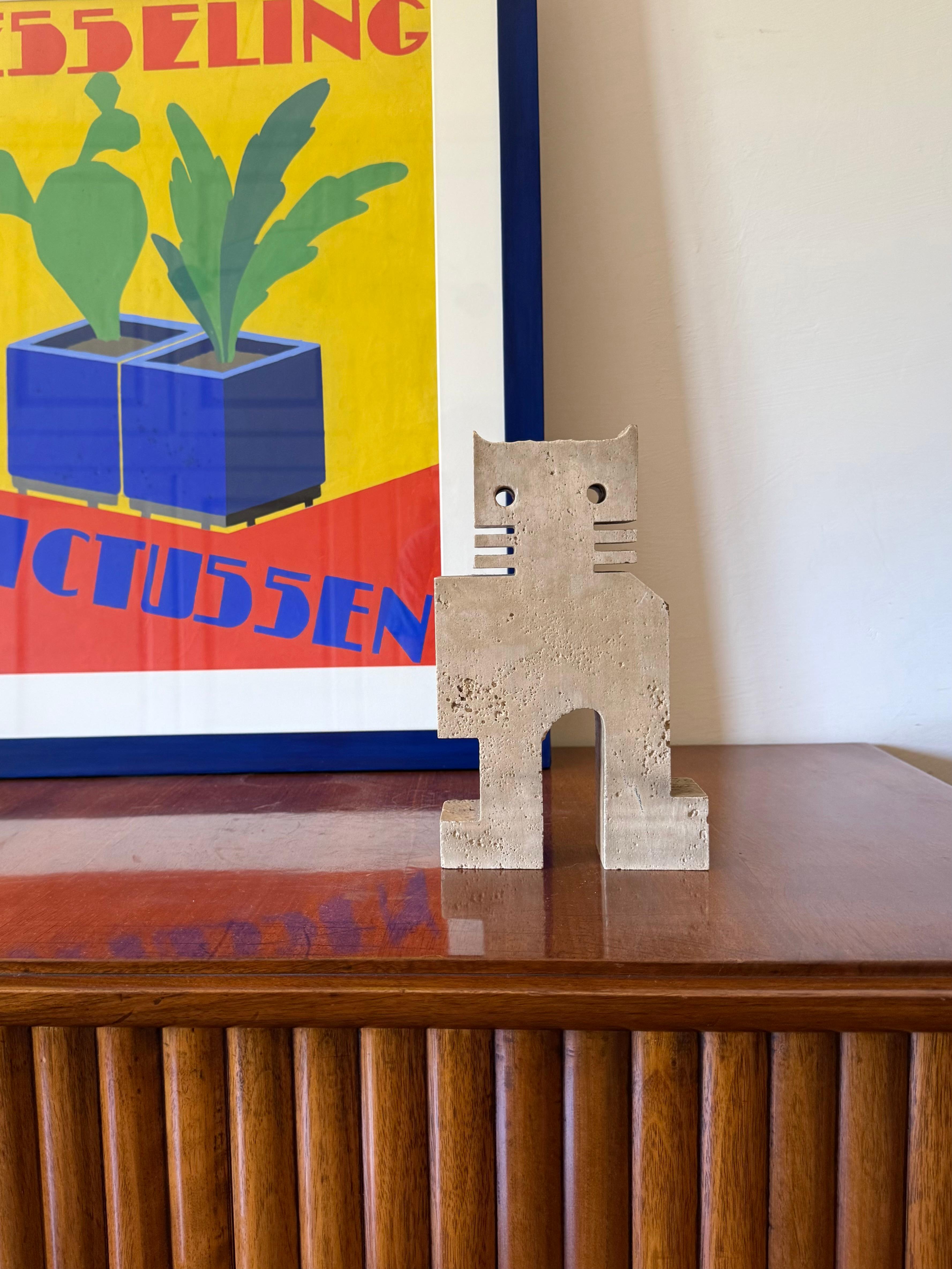 Mid-century travertine sculpture of stylised cat

attributed to Enzo Mari, Fratelli Mannelli, Italy, 1970s 

H 23.5 cm   5 × 14 cm

Conditions: very good consistent with age and use, barely visible chip on one side.