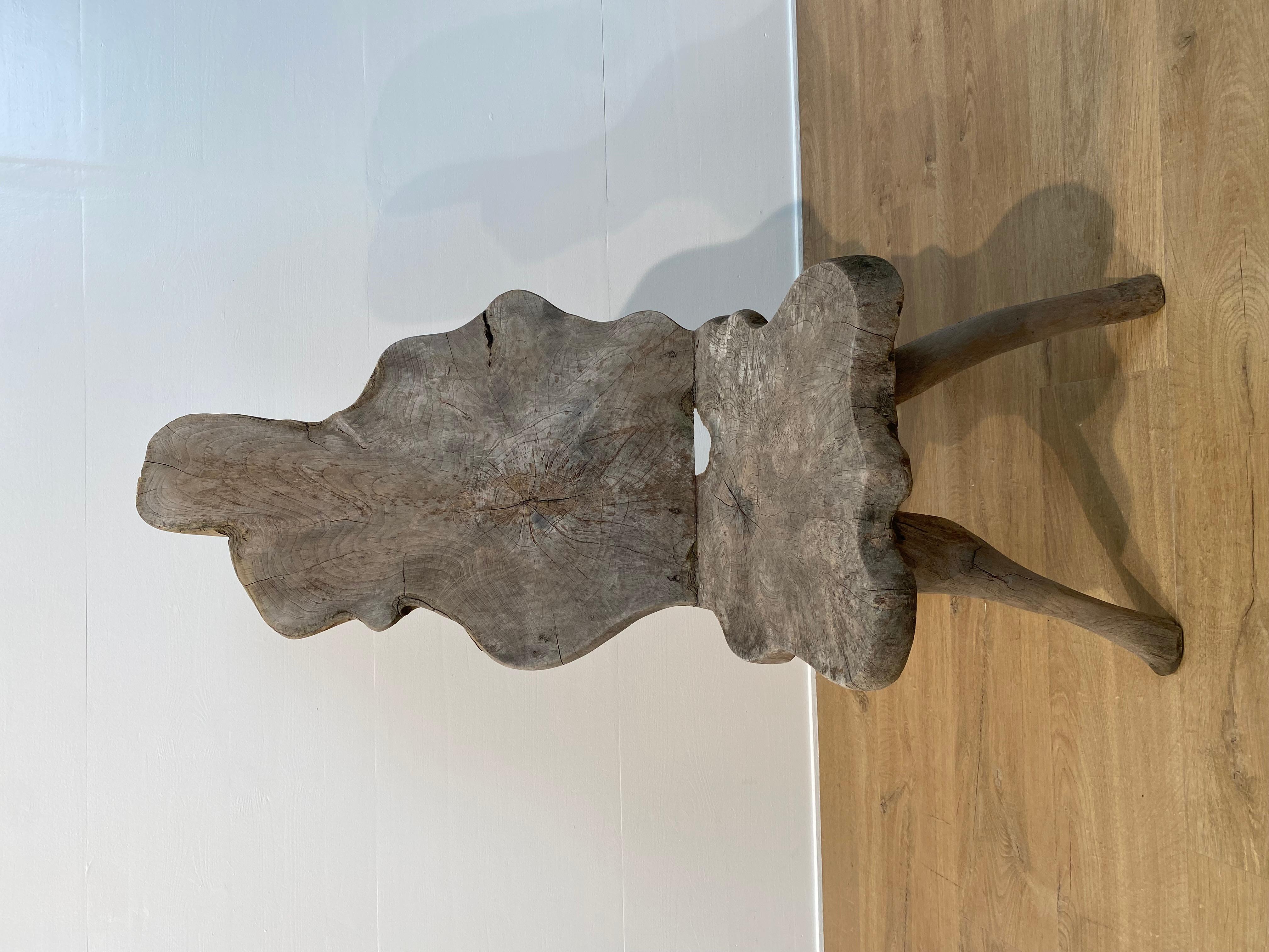 Una sedia ad albero brutalista e massiccia proveniente dalla Francia degli anni Cinquanta,
la sedia è composta da diverse parti di legno,
sedia molto decorativa, seduta confortevole,
patina grigia calda e lucentezza del Wood