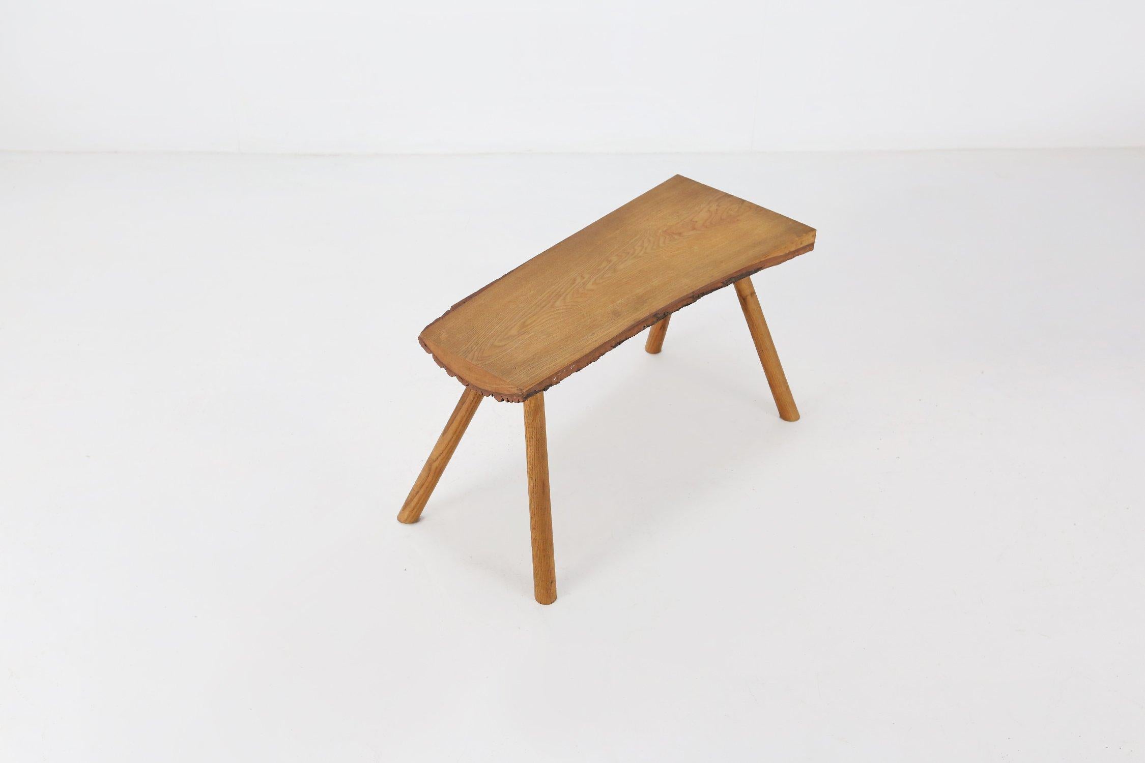 Belgien / 1950 / Couchtisch / Eiche / Rustikal / Brutalistisch / Mitte des Jahrhunderts / Vintage

Couchtisch aus einem halben Baumstamm, der auf 4 Beinen ruht. Die einzigartigen und schönen Holzmuster machen diesen Tisch zu einem einzigartigen