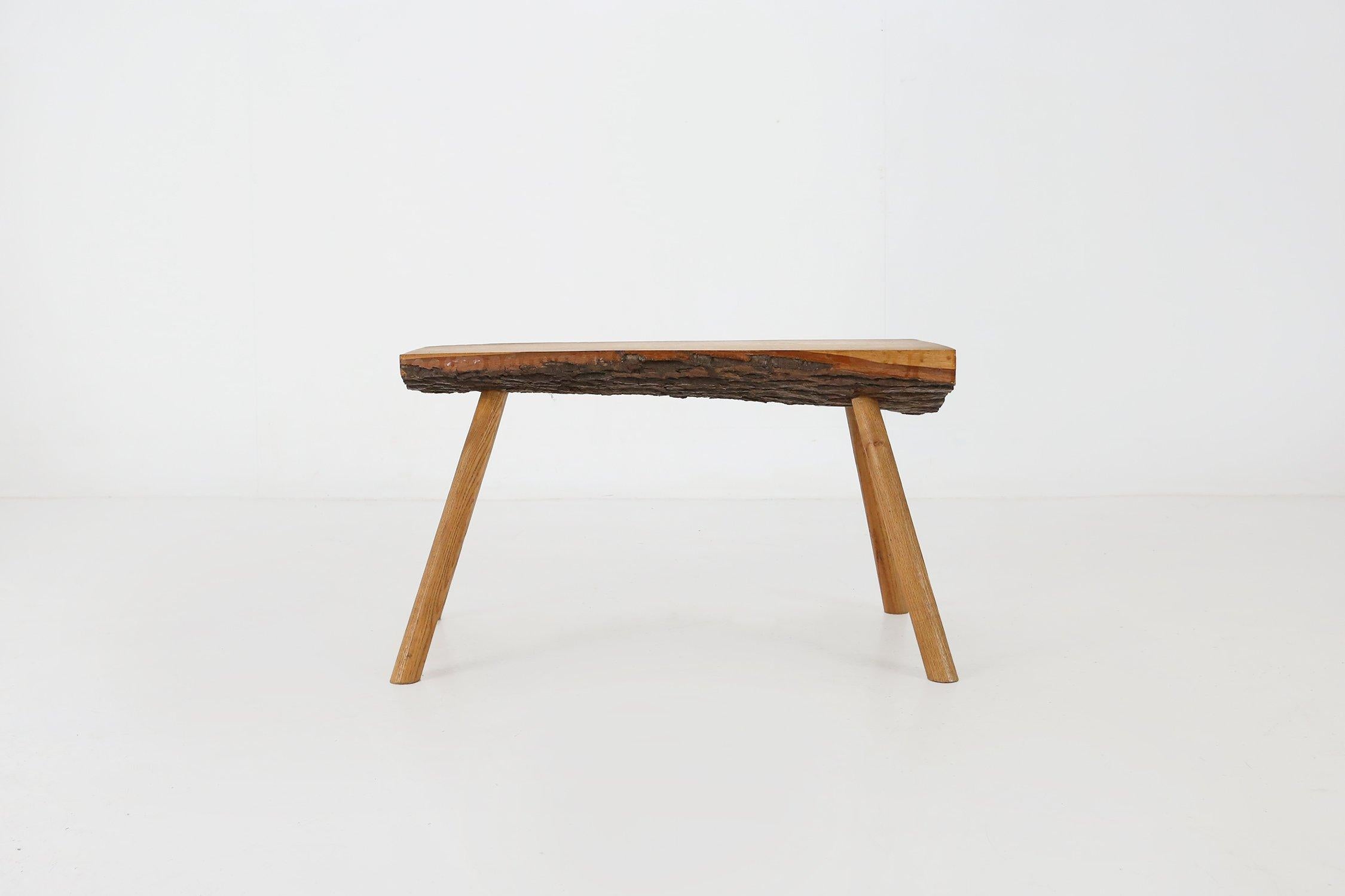 Brutalistischer Baumstamm-Couchtisch aus massiver Eiche, ca. 1950 (Belgisch) im Angebot