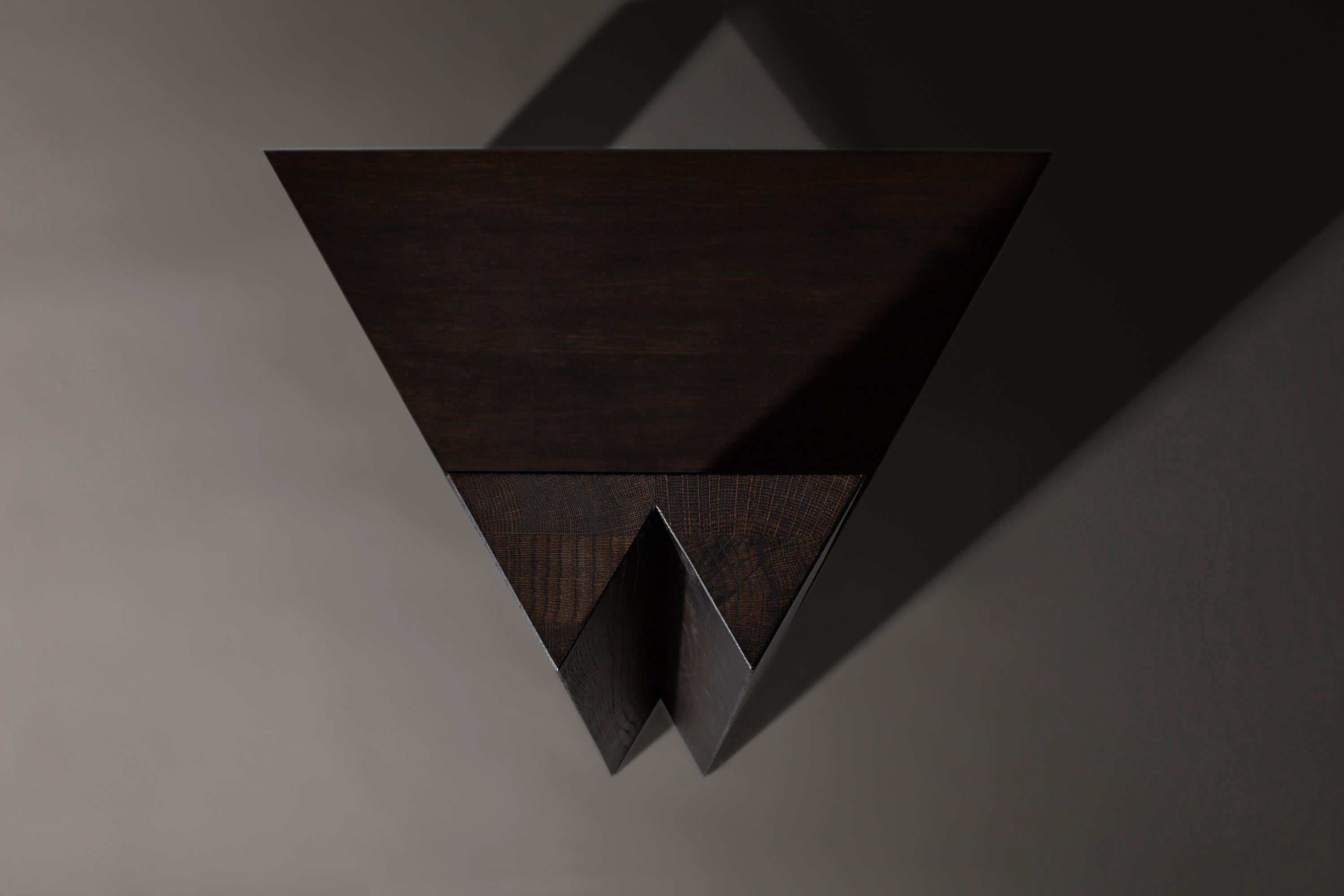 Brutalistischer Trigon-Stuhl - massive dunkelbraune europäische Eiche im Angebot 1