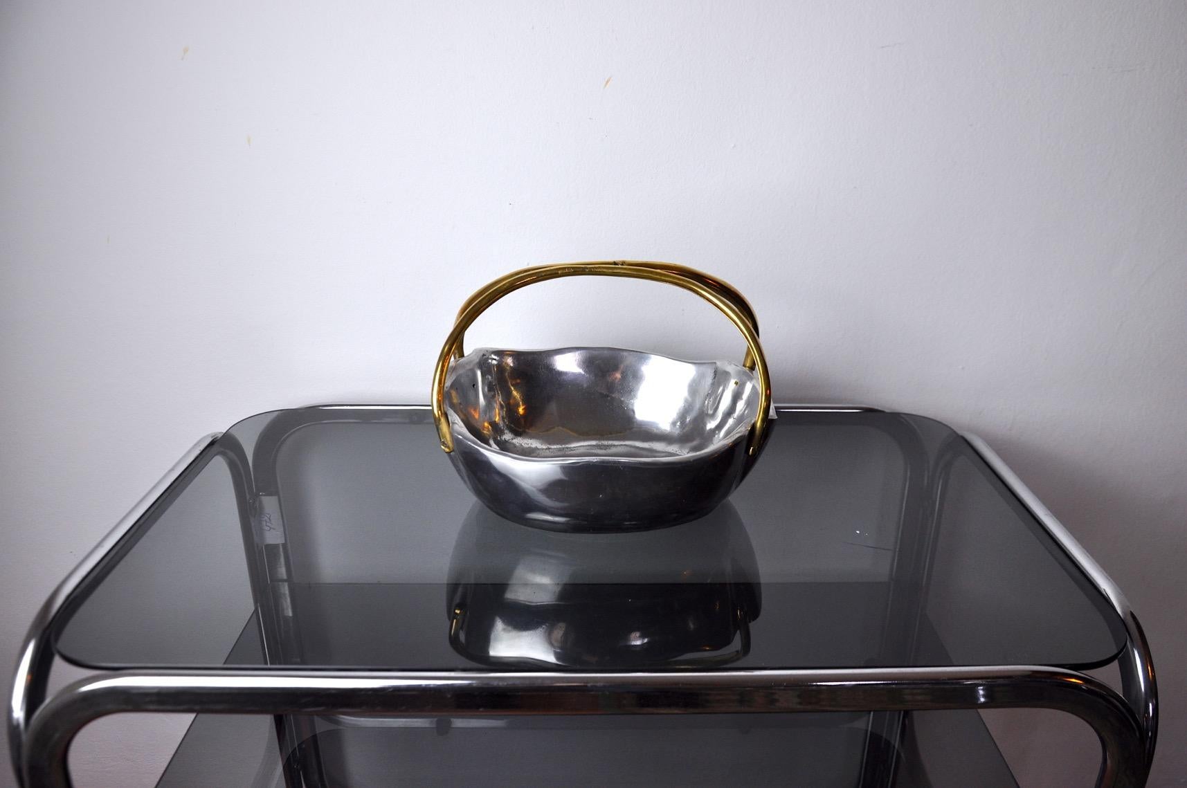 Superb empty pocket or brutalized fruit bowl designed and made by the artist david marshall around the 80s, spain. Rare works by the artist in brass and silver metal. 

 