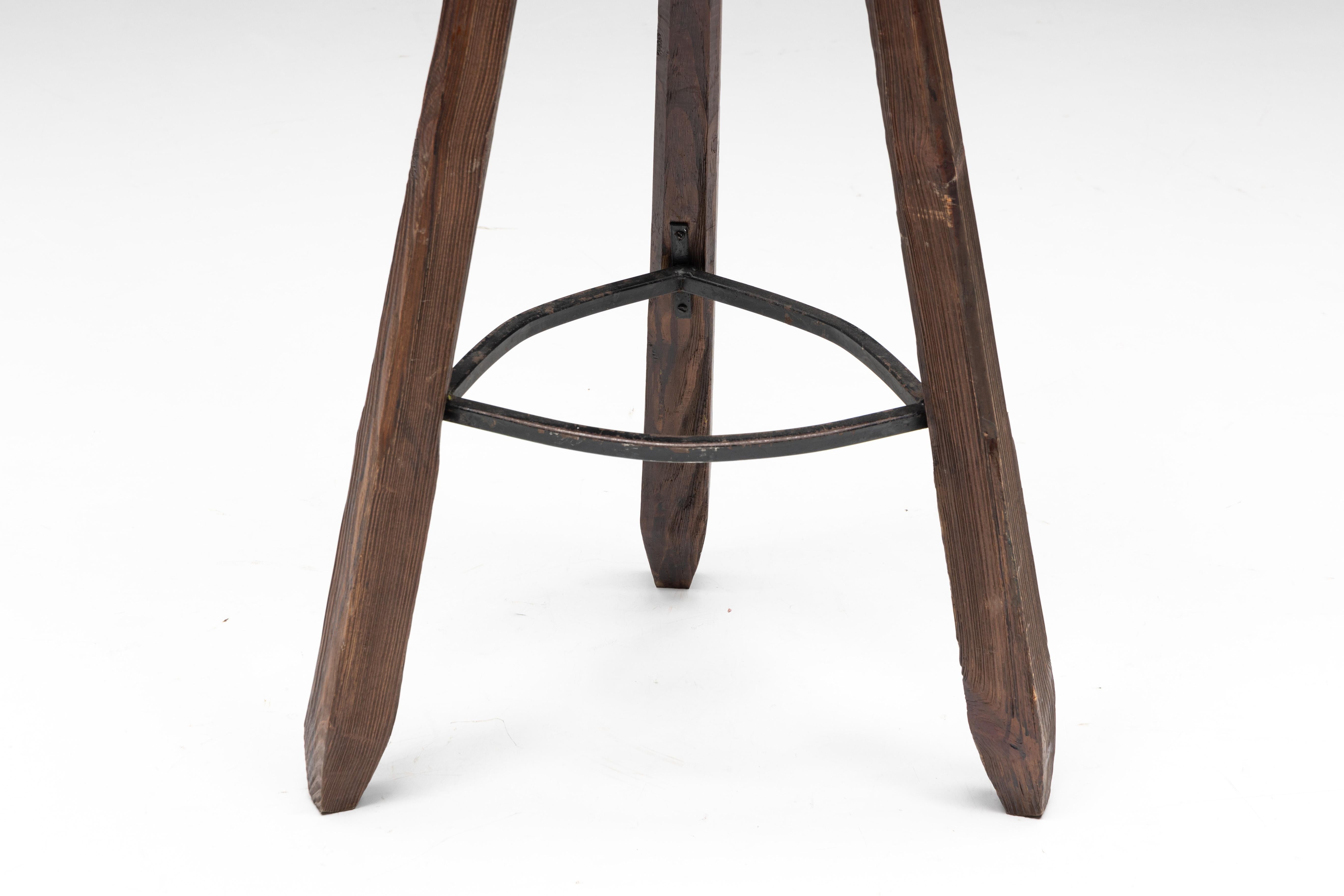 Tabourets de bar tripode brutalistes en chêne espagnol, Espagne, 1970 en vente 4