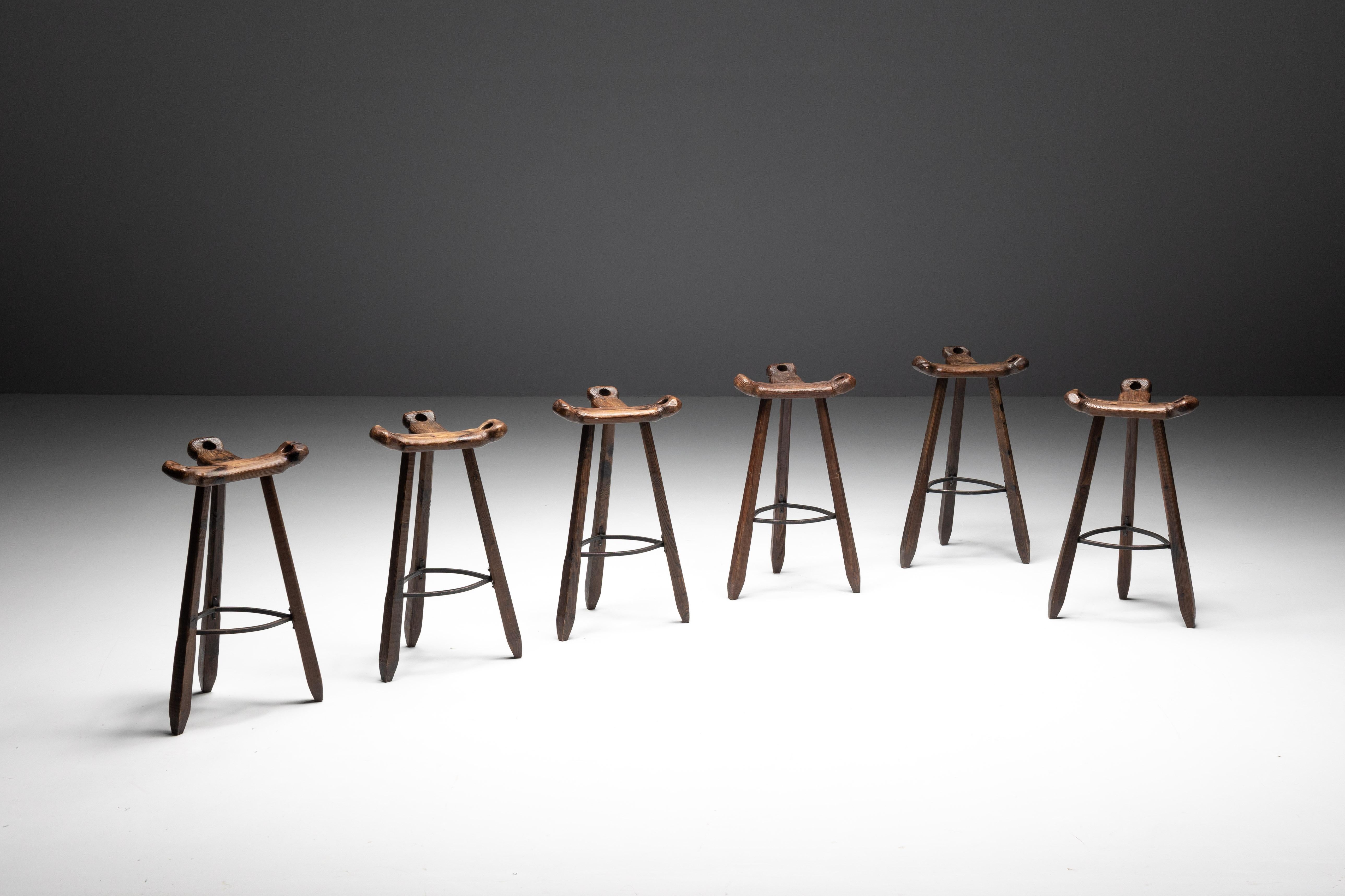 Brutalist Tripod Bar Stools in Spanish Oak, Spain, 1970s In Excellent Condition For Sale In Antwerp, BE