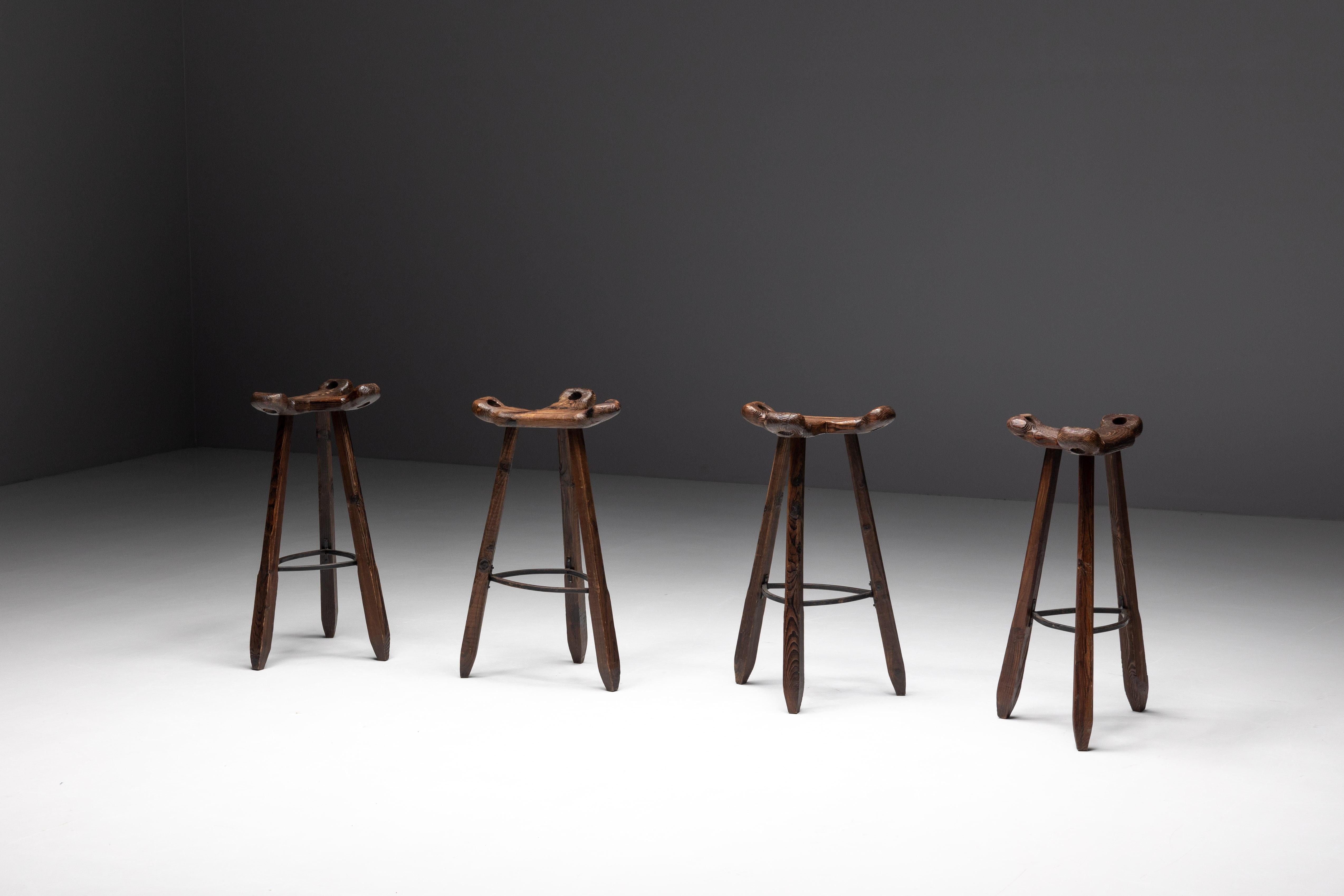 Espagnol Tabourets de bar tripode brutalistes en chêne espagnol, Espagne, 1970 en vente