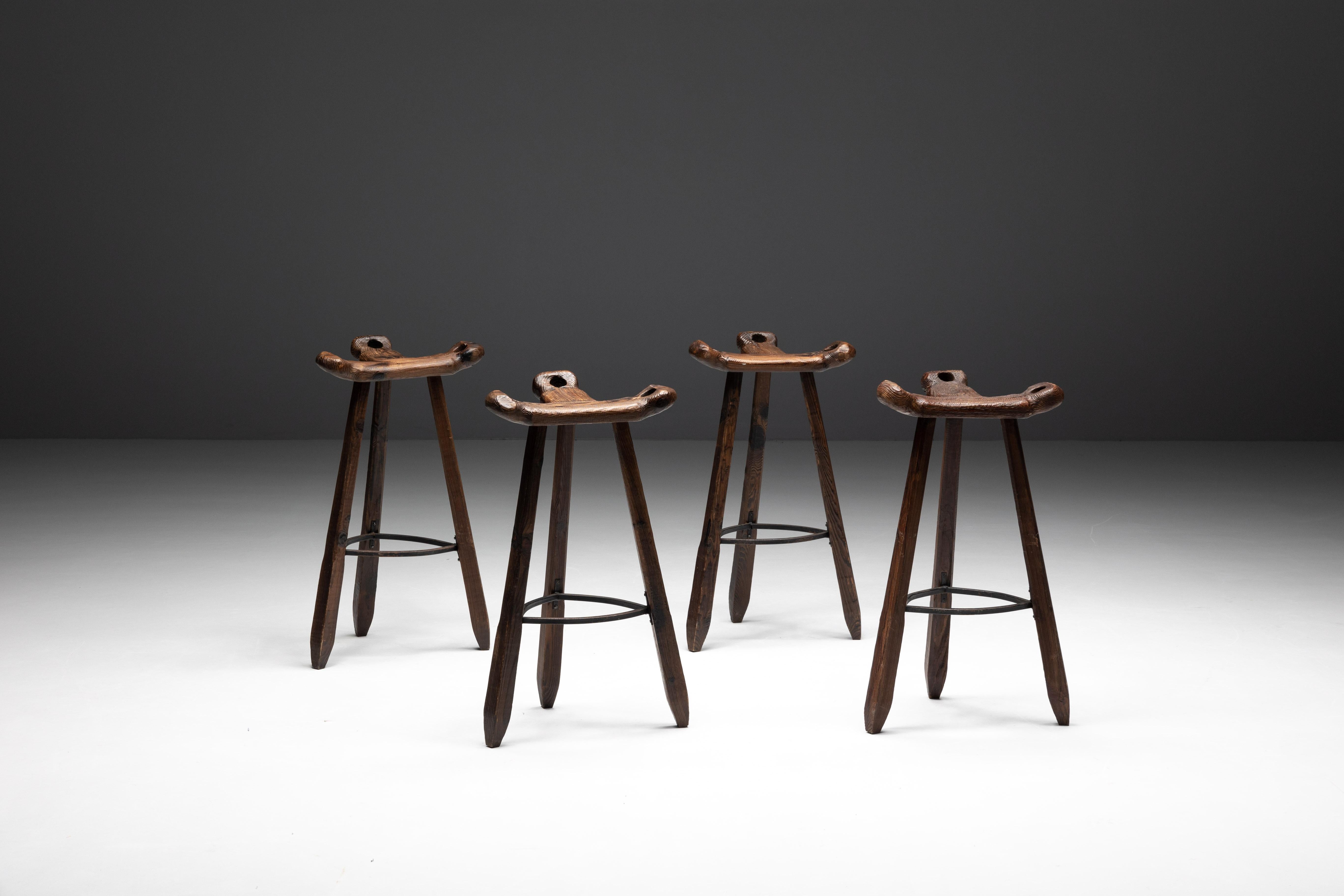 Tabourets de bar tripode brutalistes en chêne espagnol, Espagne, 1970 Excellent état - En vente à Antwerp, BE