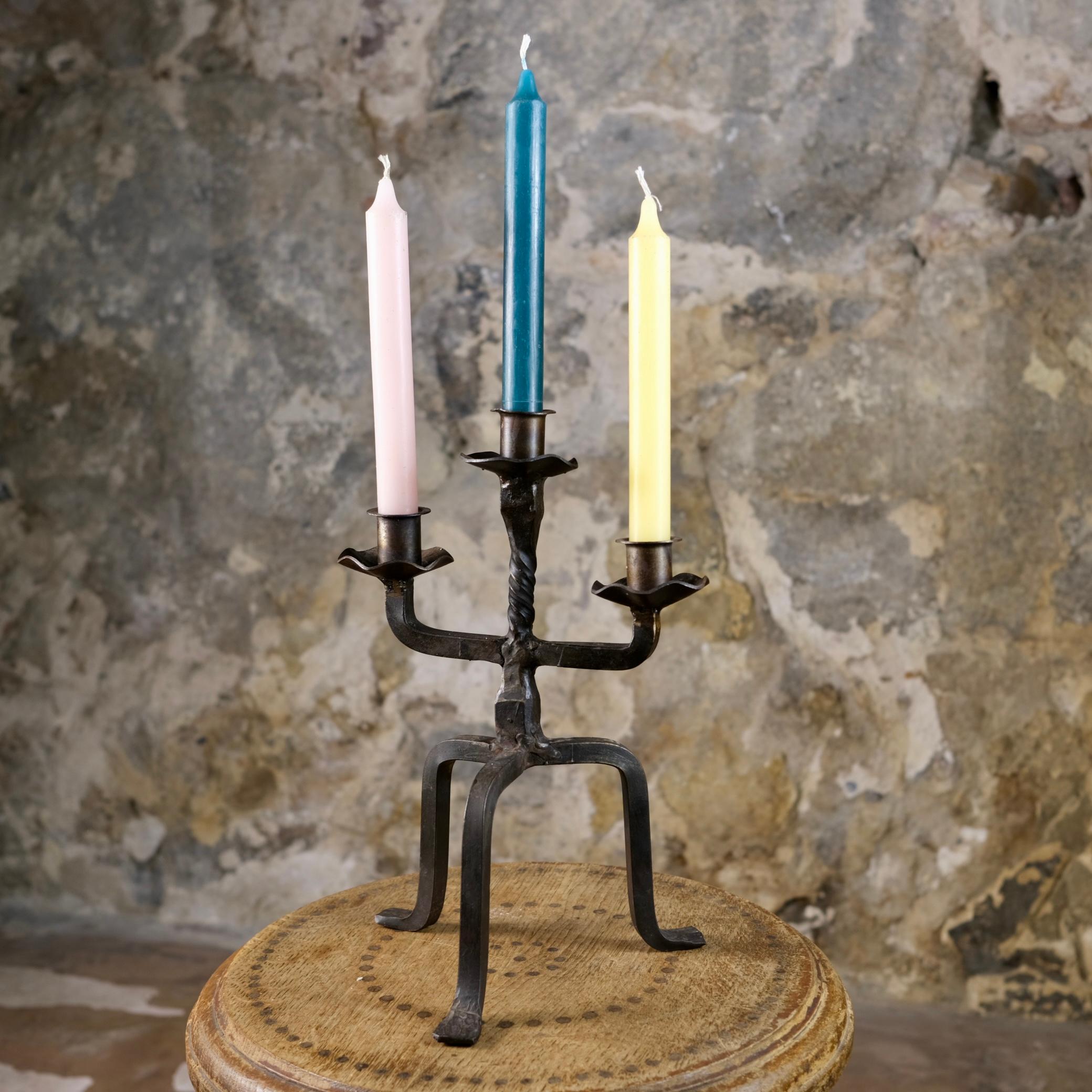 Brutalist tripod candlestick in wrought iron, France, 1950s In Good Condition In Lyon, FR