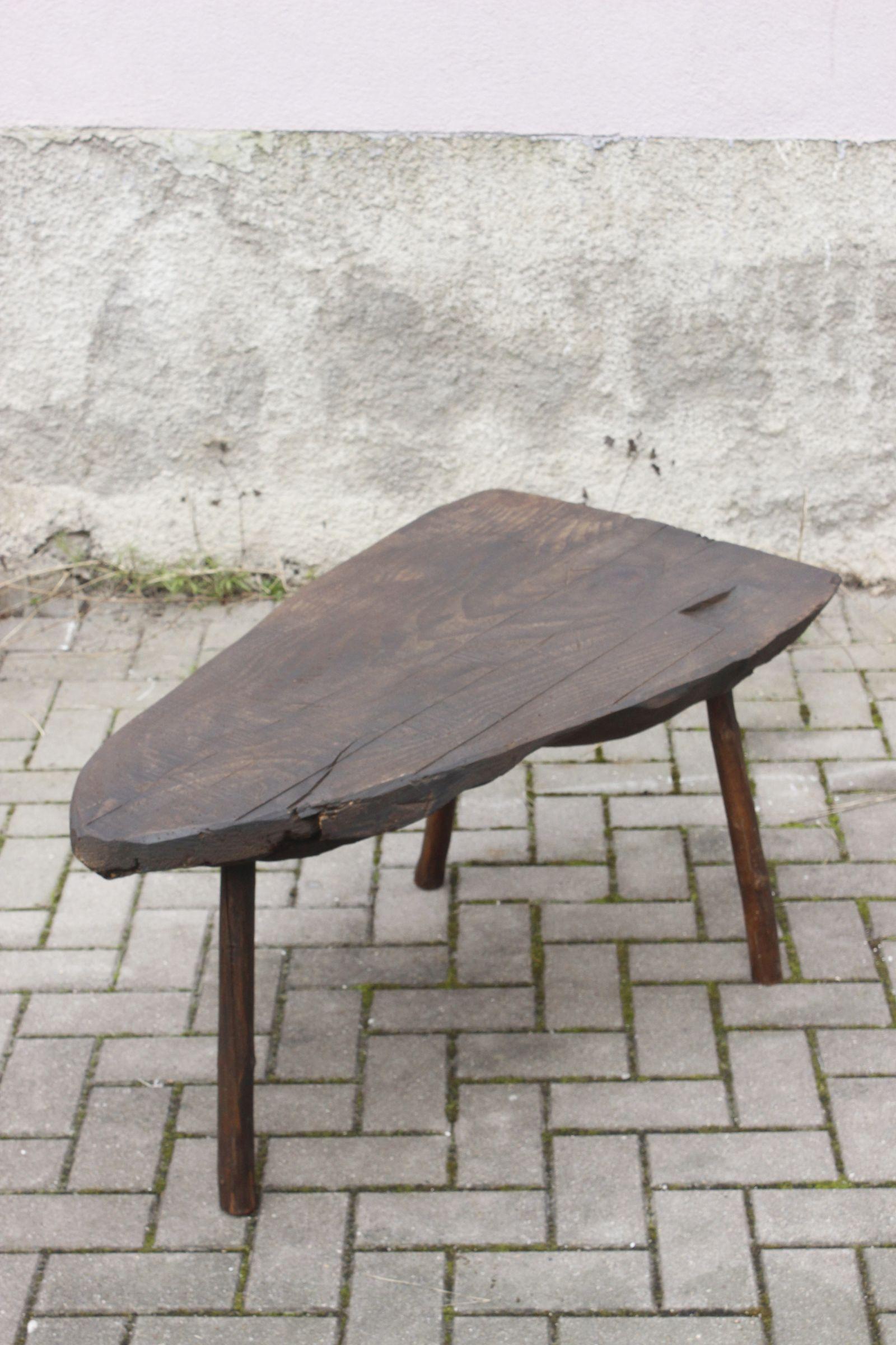 Brutalist tripod coffee table in pine, France 1950s In Good Condition For Sale In STRASBOURG, FR