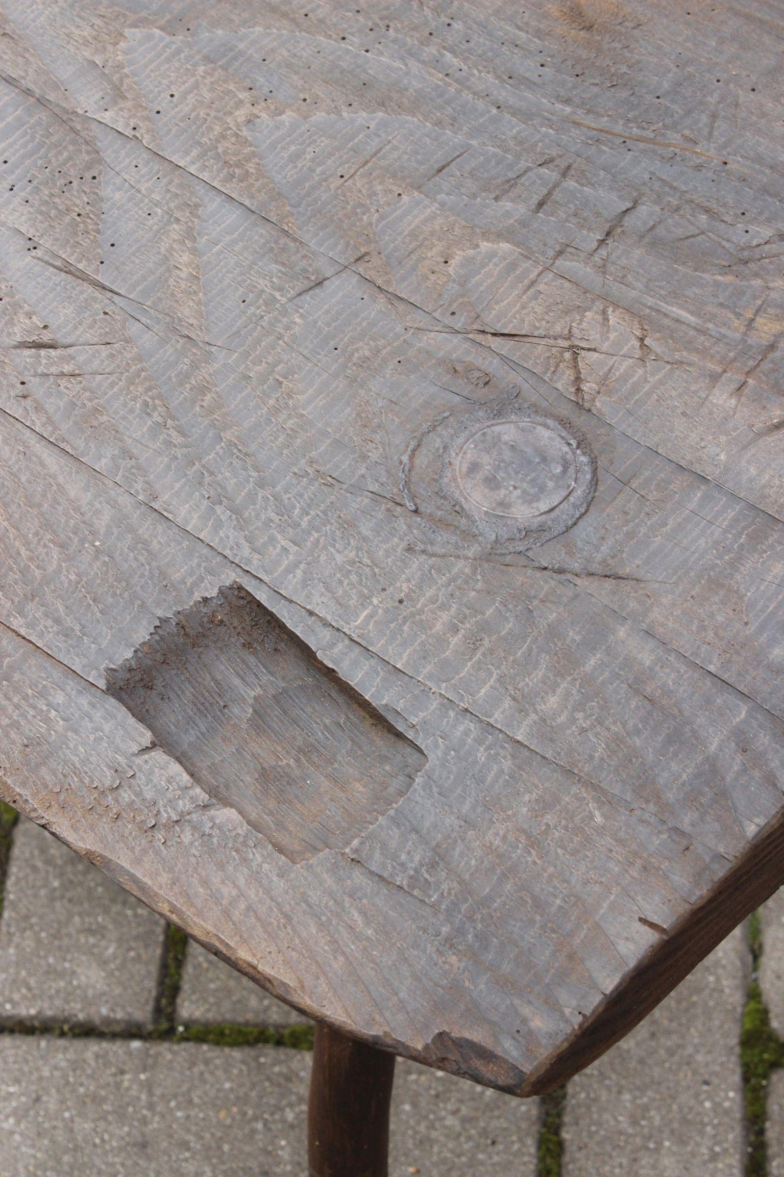 Mid-20th Century Brutalist tripod coffee table in pine, France 1950s For Sale