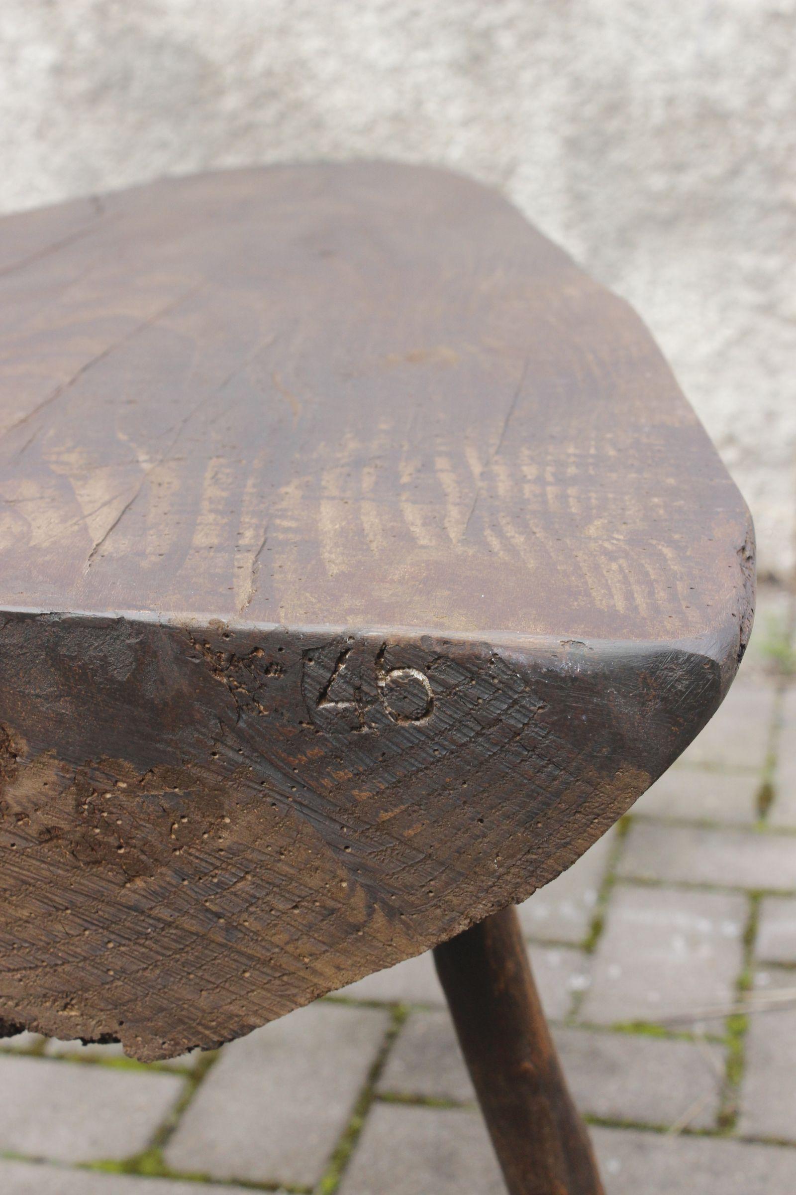 Brutalist tripod coffee table in pine, France 1950s For Sale 1