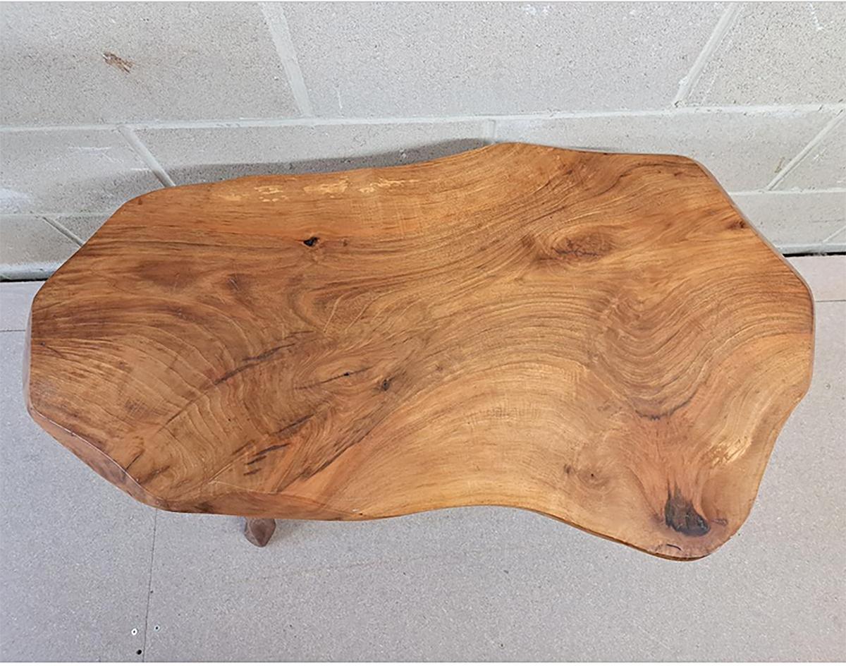 Français Table basse/table d'appoint tripode brutaliste, France 1950 en vente