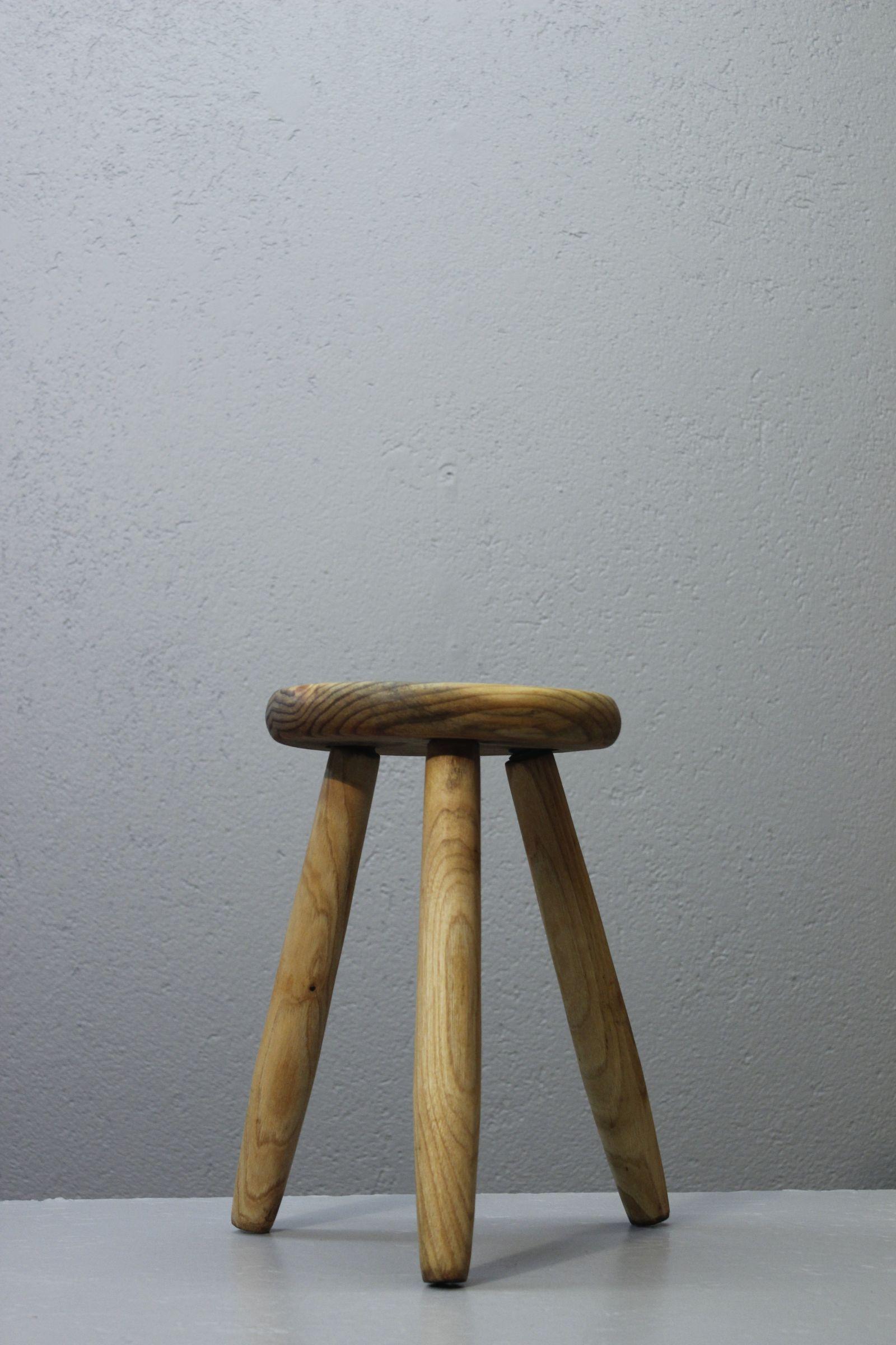 Beautiful Brutalist tripod farmhouse stool circa 1950 in solid turned pine, in very good condition. The same kind of French farm stools are what inspired the designs of Charlotte Perriand. 